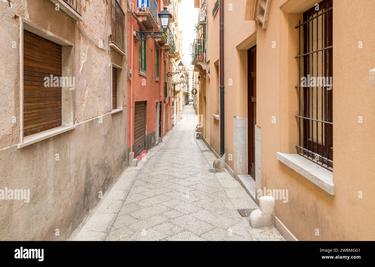 Stradina nel centro storico di Trapani, Sicilia, Italia Foto Stock