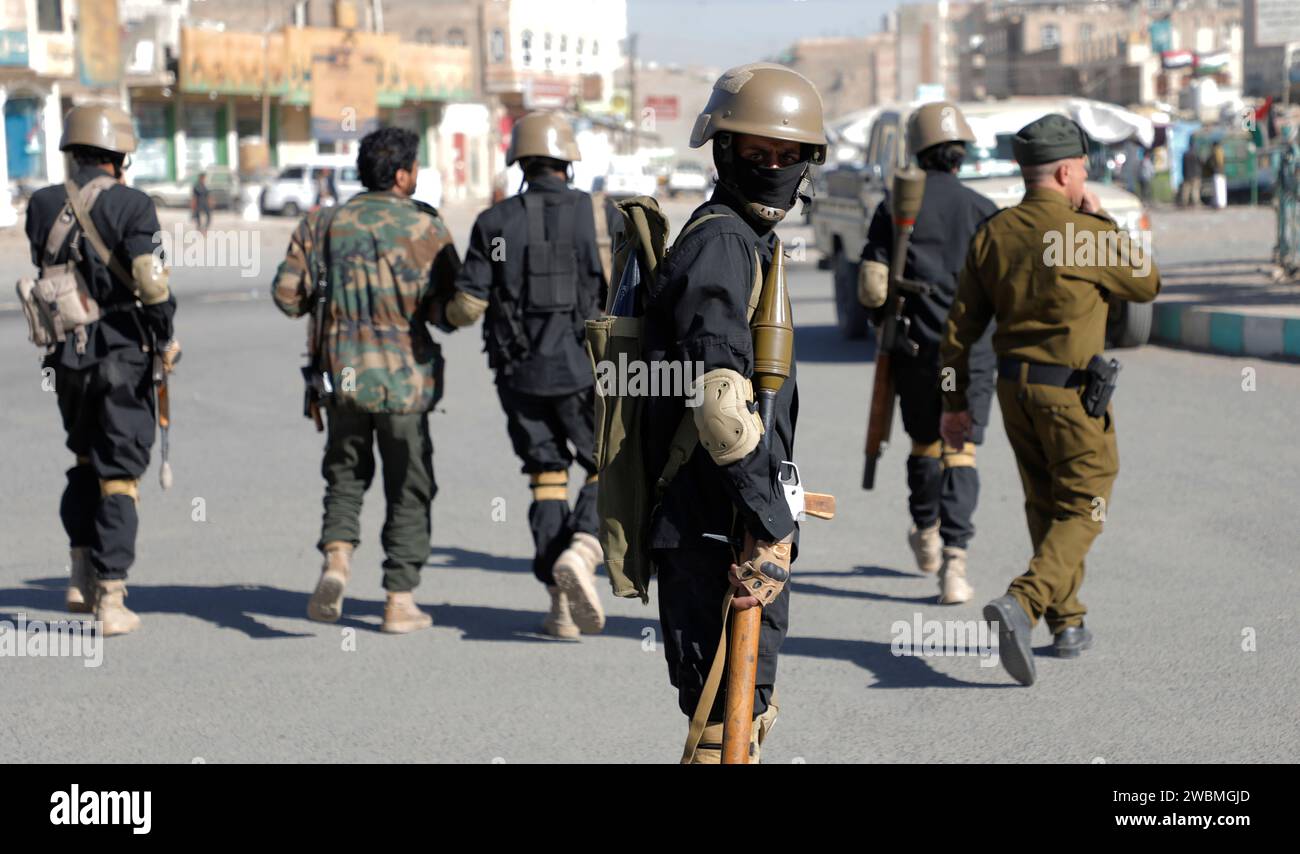 Sanaa, Sanaa, Yemen. 11 gennaio 2024. Le truppe Houthi camminano durante la cerimonia per i combattenti alla fine del loro addestramento a Sanaa, Yemen. Il capo del movimento Houthi dello Yemen, Abdul-Malik al-Houthi, ha messo in guardia gli Stati Uniti e i suoi alleati circa una potenziale rappresaglia significativa se avviano un attacco militare contro la sua nazione.durante un discorso televisivo di giovedì, Houthi ha dichiarato che qualsiasi risposta di questo tipo avrebbe superato la portata del recente attacco, in cui droni e missili yemeniti sono stati diretti contro vascelli statunitensi e britannici". "ci sarà una risposta rapida e potente a qualsiasi Ameri Foto Stock