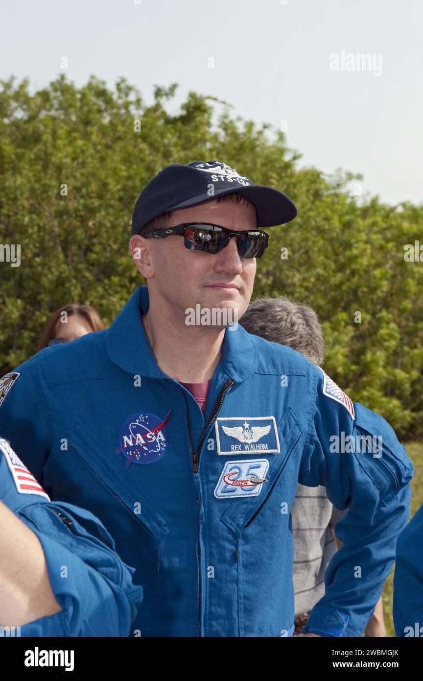 Rex Walheim si allena su una portaerei corazzata M113 al Kennedy Space Center durante la STS-135 TCDT, preparandosi per il lancio e la fornitura della ISS. Foto Stock