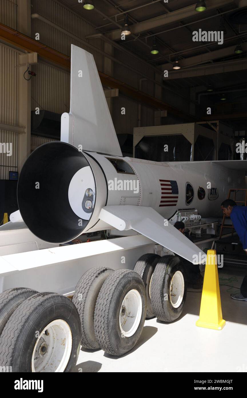 Il razzo Pegasus XL con telescopio a raggi X NuSTAR è posizionato su un trasportatore sotto il razzo all'interno dell'hangar di Orbital presso la base aeronautica di Vandenberg, prima di essere spostato sulla pista per l'attacco a un aereo L-1011 per il lancio per studiare buchi neri e fisica stellare. Foto Stock