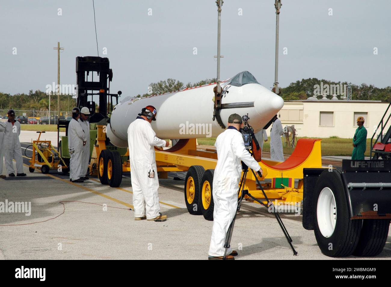 KENNEDY SPACE CENTER, FLA. - Al Launch Pad 17-B, Cape Canaveral Air Force Station, Ban., un altro Solid Rocket Booster (SRB) arriva al pad. Verrà sollevato sulla torre di servizio mobile e attaccato al veicolo di lancio Boeing Delta II per il lancio della sonda Deep Impact. Una missione della NASA, Deep Impact, esplorerà sotto la superficie della Cometa Tempel 1 il 4 luglio 2005, quando la cometa si trova a 83 milioni di miglia dalla Terra, e rivelerà i segreti del suo interno. Dopo aver rilasciato un proiettile di 3 per 3 piedi per schiantarsi sulla superficie, la navicella flyby di Deep Impact raccoglierà immagini e. Foto Stock