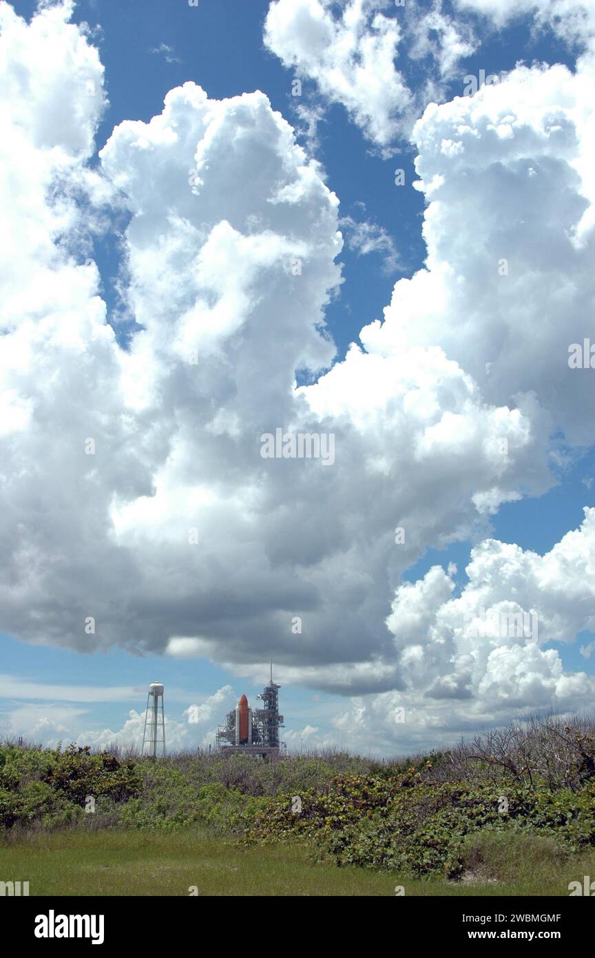 KENNEDY SPACE CENTER, FLA. - Sotto i cieli serali pieni di nuvole, lo Space Shuttle Discovery rimane sul pad due giorni dopo che il lancio dello Shuttle sulla missione di ritorno al volo STS-114 è stato cancellato. La missione del 13 luglio è stata cancellata quando un sensore di interruzione del combustibile a basso livello per il serbatoio di idrogeno liquido all'interno del serbatoio esterno non ha superato un controllo di routine durante il conto alla rovescia del 13 luglio, causando il primo tentativo di lancio della Discovery. Il sensore protegge i motori principali dell'inversore innescandone l'arresto nel caso in cui il carburante si esaurisca inaspettatamente. Il sensore è uno dei quattro all'interno di Foto Stock