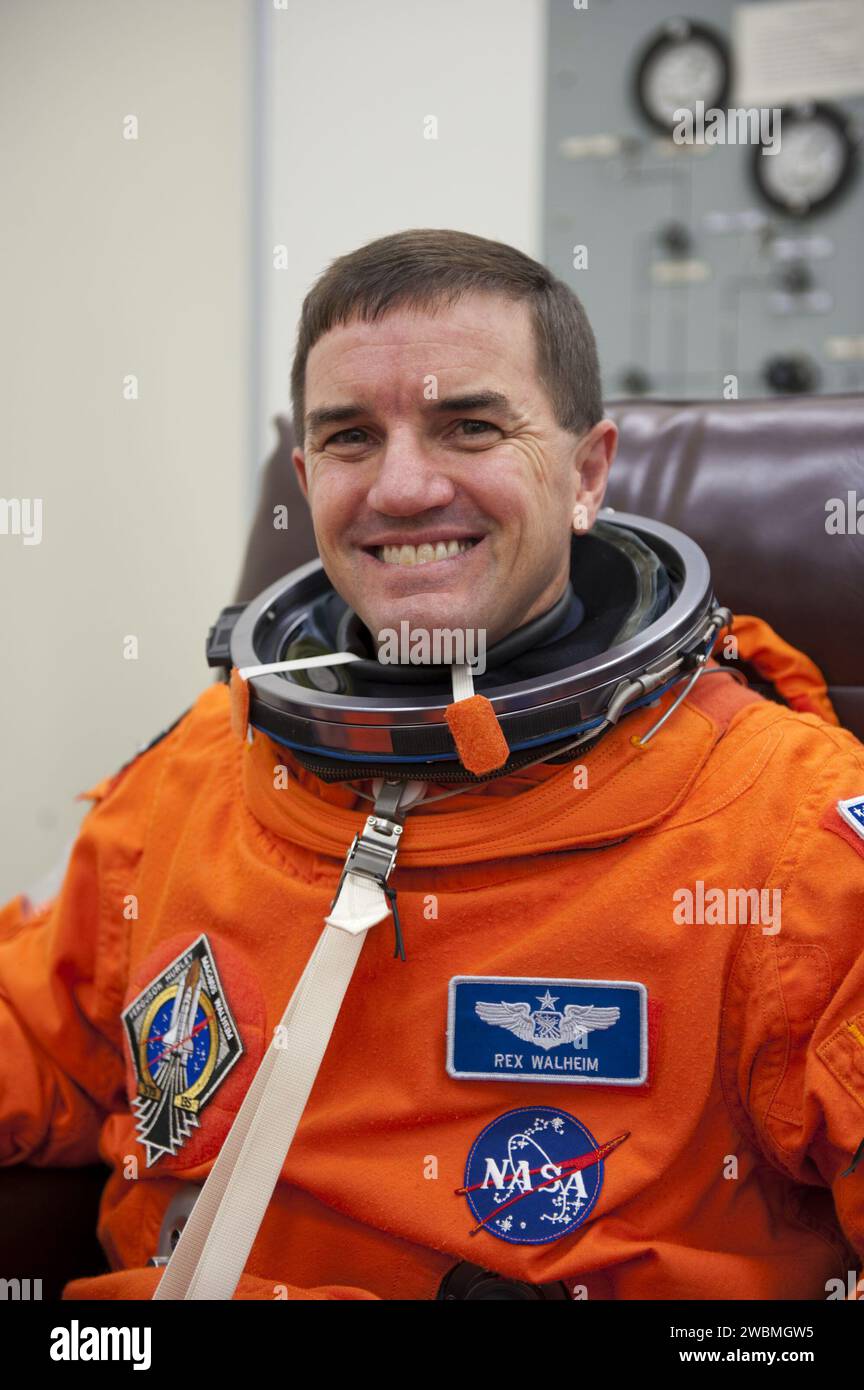 L'astronauta Rex Walheim indossa la sua tuta di lancio e di ingresso al Kennedy Space Center per la STS-135 a bordo dell'Atlantis, consegnando il modulo logistico Raffaello, volando la Robotic Refueling Mission e tornando con un modulo pompa ammoniaca guasto dalla stazione spaziale Internazionale. Foto Stock
