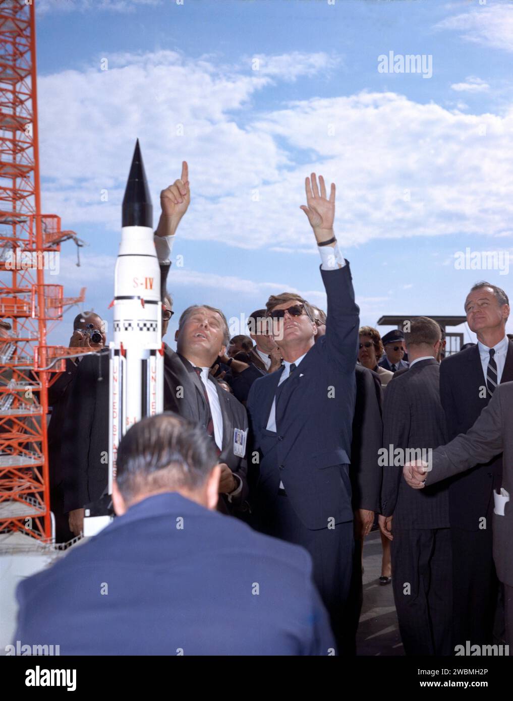 La dottoressa Wernher von Braun spiega il sistema di lancio Saturn al presidente John F. Kennedy al complesso 37, Cape Canaveral Missile test Annex, durante un tour del Kennedy Space Center. Foto Stock