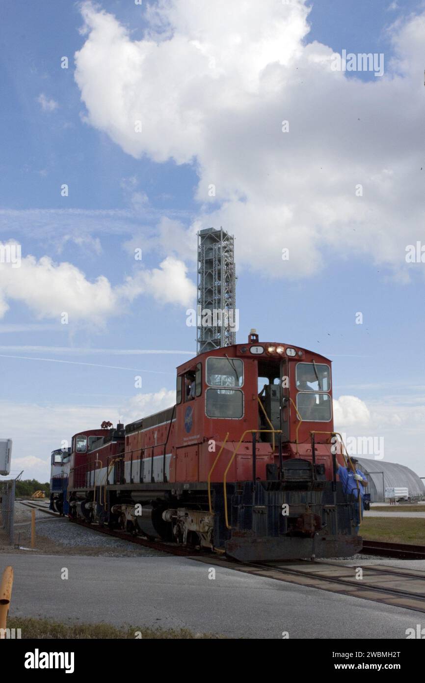 Tre locomotive ferroviarie della NASA sono state spostate al Rotation, Processing and Surge Facility (RPSF) al Kennedy Space Center, in Florida, per scambiare i complessivi ruota e asse tra le locomotive n. 2 e n. 3. L'RPSF, originariamente costruito per supportare il funzionamento di motori a razzo solidi durante l'era dello Space Shuttle, è dotato di rotaie nella sua zona alta e di gru a sollevamento pesante a soffitto. Foto Stock