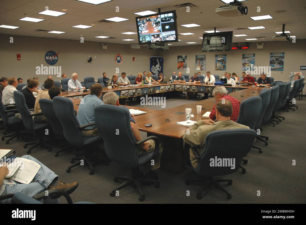 KENNEDY SPACE CENTER, FLA. - I membri del team di ingegneria si riuniscono presso il Launch Control Center per esaminare i dati e i possibili piani di risoluzione dei problemi relativi al sensore di interdizione del combustibile a basso livello del serbatoio di idrogeno liquido. Il sensore non ha superato un controllo di routine prima del lancio durante il conto alla rovescia del lancio del 13 luglio, causando lo scrubbing del primo tentativo di lancio di Discovery da parte dei responsabili delle missioni. Il sensore protegge i motori principali dell'inversore innescandone l'arresto nel caso in cui il carburante si esaurisca inaspettatamente. Il sensore è uno dei quattro all'interno della sezione idrogeno liquido del serbatoio esterno (ET). Foto Stock