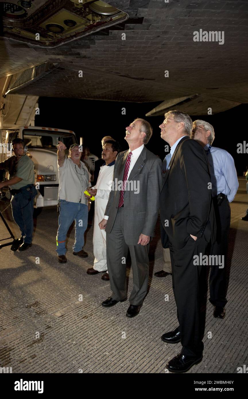 CAPE CANAVERAL, Ban. I manager controllano le piastrelle dello scudo termico che proteggevano lo Space Shuttle Endeavour durante il suo viaggio di successo verso la pista 15 della Shuttle Landing Facility al Kennedy Space Center della NASA in Florida. L'ultimo ritorno dall'Endeavour ha completato la missione STS-134 di 16 giorni, 6,5 milioni di miglia. Il touchdown della marcia principale avvenne alle 2:34:51 del mattino EDT, seguito da un touchdown della marcia nasale alle 2:35:04 del mattino, e da un intermezzo alle 2:35:36 del mattino STS-134 consegnò l'Alpha Magnetic Spectrometer-2 (AMS) e l'Express Logistics Carrier-3 (ELC-3) alla stazione spaziale Internazionale. AMS aiuterà i ricercatori u Foto Stock