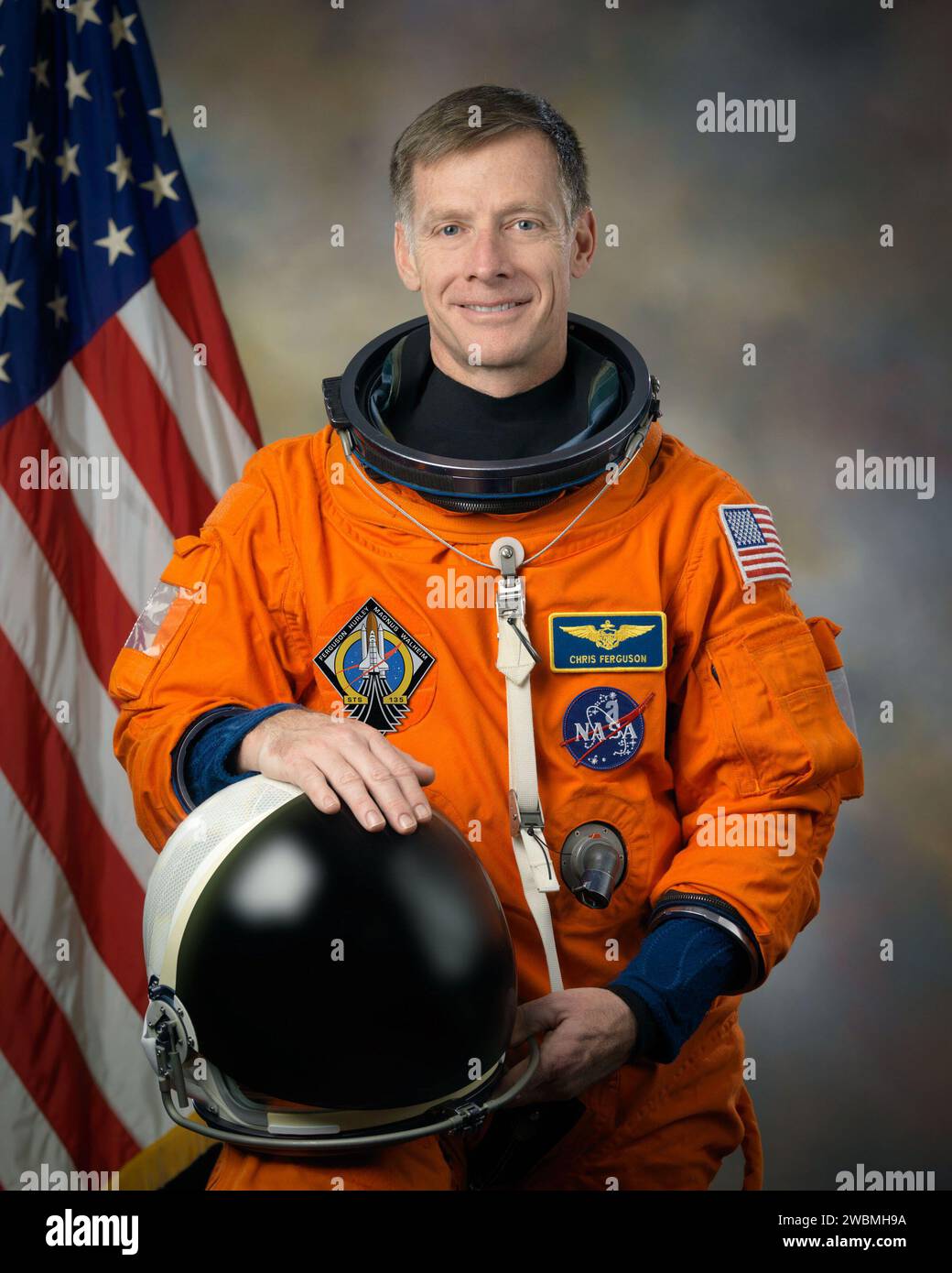 Chris Ferguson, comandante della STS-135, viene fotografato con la sua tuta di lancio e ingresso dell'ACES presso uno studio fotografico della NASA, catturando un ritratto ufficiale per la documentazione della missione. Foto Stock