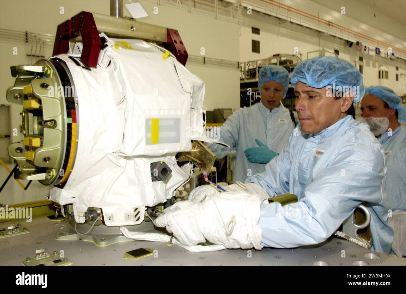 Franklin Chang-Diaz pratica la manovra del giunto di beccheggio-rollio sostitutivo per Canadarm 2. STS-111 installerà il sistema di base mobile sul Mobile Transporter per completare il Canadian Mobile Servicing System, supportare il movimento del braccio meccanico "inchworm" e trasportare l'equipaggio Expedition 5 all'ISS per la rotazione con Expedition 4. Il lancio è previsto per il 30 maggio 2002. Foto Stock