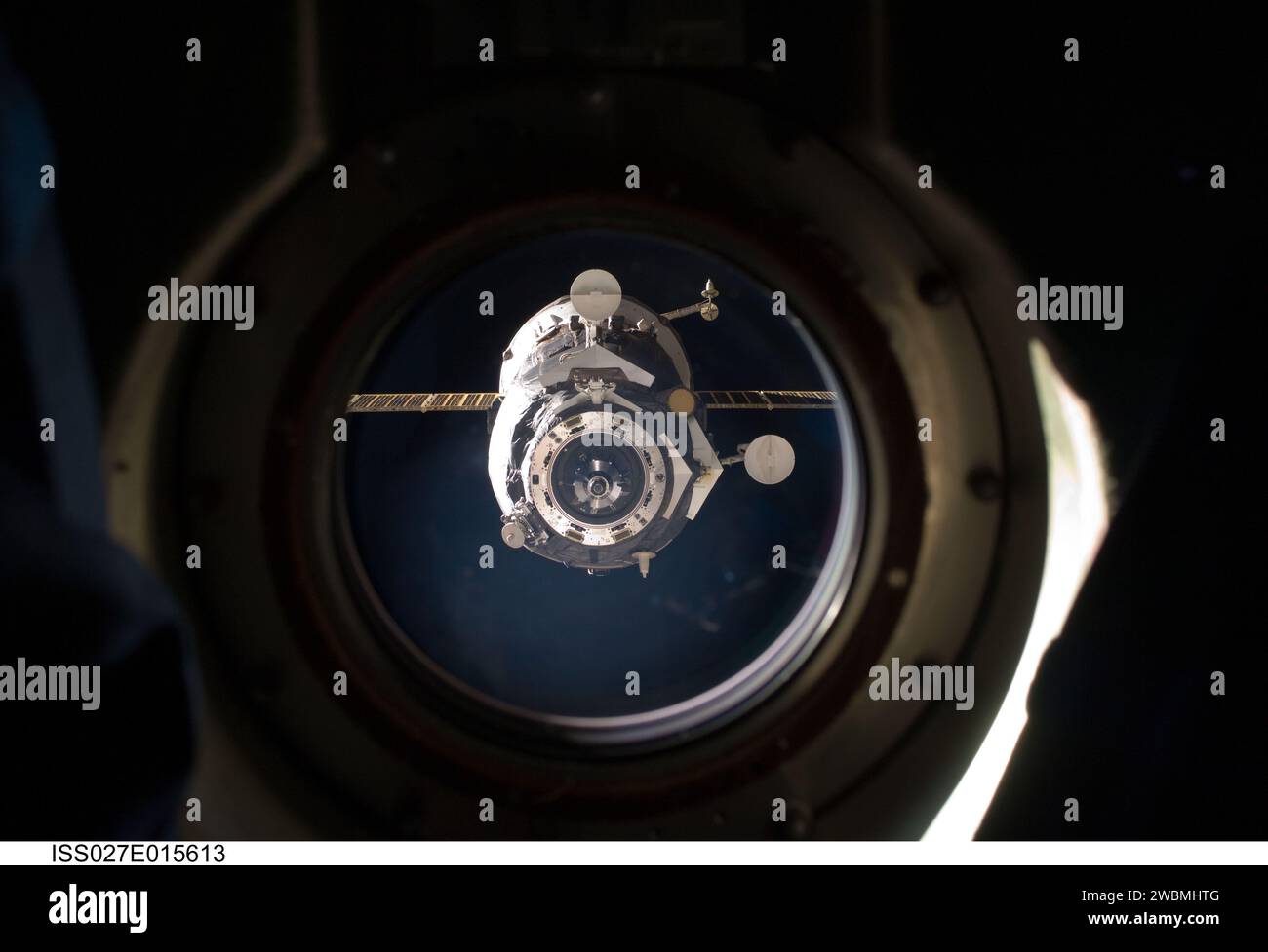 La ISS Progress 41 lasciò la stazione spaziale Internazionale il 22 aprile 2011, trasportando rifiuti. Rimase in orbita per i test di ingegneria prima di un rientro controllato nell'Oceano Pacifico, spianando la strada al lancio del Progress 42 dal Cosmodromo di Baikonur per consegnare rifornimenti alla Expedition 27. Foto Stock