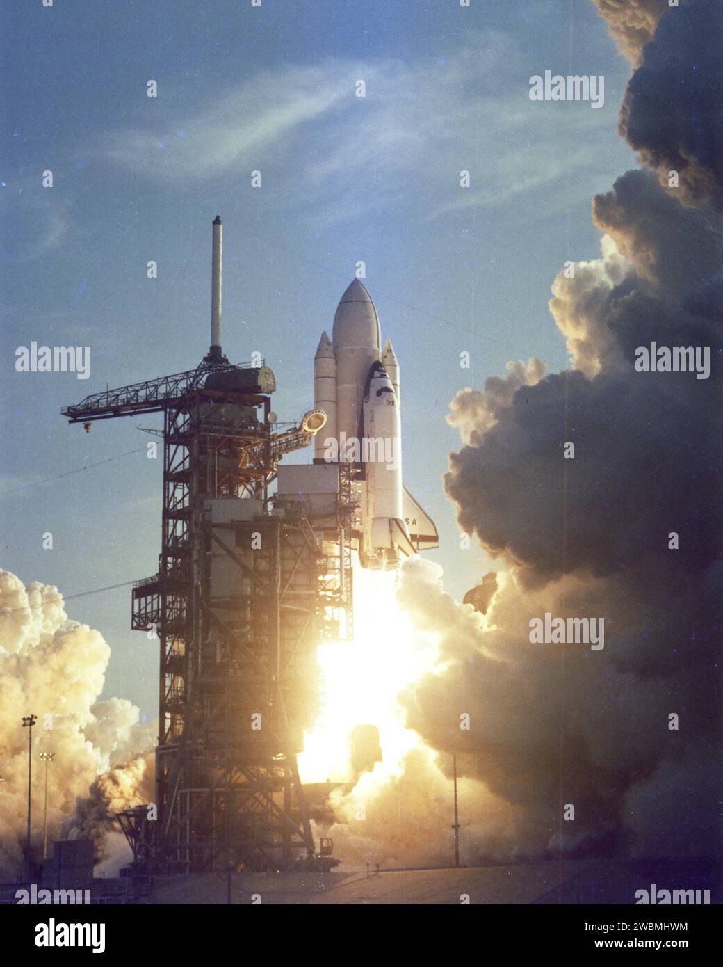 KENNEDY SPACE CENTER, FLA. Lo Space Shuttle Columbia si innalza maestosamente sopra il pad A del Launch Complex 39 nella prima tappa del suo primo viaggio nello spazio. A bordo per lo storico volo ci sono gli astronauti John Young e Bob Crippen, programmati per trascorrere quasi 54 ore nello spazio in questo primo shakedown test del nuovo sistema di trasporto spaziale riutilizzabile americano (STS-1). Il decollo della domenica mattina è arrivato pochi secondi dopo le 7 di mattina e ha segnato l'alba di una nuova era nel volo spaziale. Foto Stock