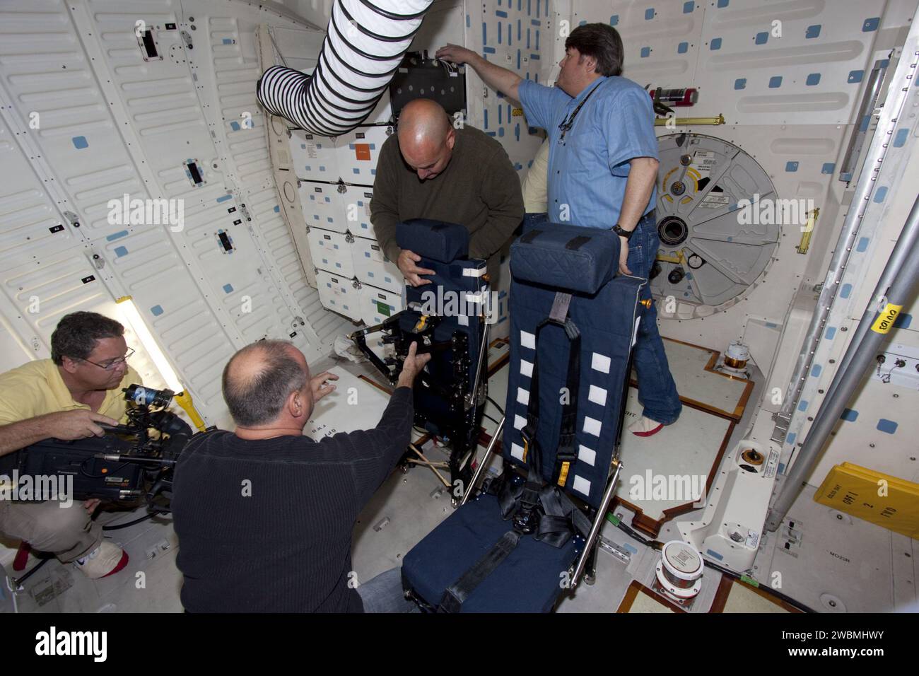 I tecnici reinstallano i sedili nel ponte intermedio dello Space Shuttle Discovery al Kennedy Space Center come parte della transizione e del ritiro del programma Shuttle. La scoperta sarà trasportata al centro Udvar-Hazy dello Smithsonian nell'aprile 2012 per essere esposta. Foto Stock