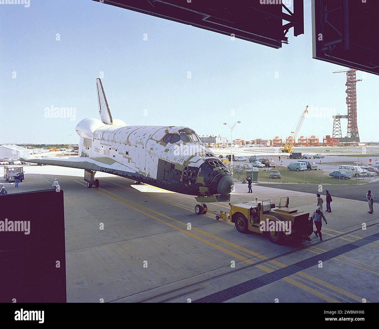 Lo Space Shuttle Orbiter Columbia arriva all'Orbiter Processing Facility per la preparazione e le operazioni di elaborazione prima del lancio. Foto Stock