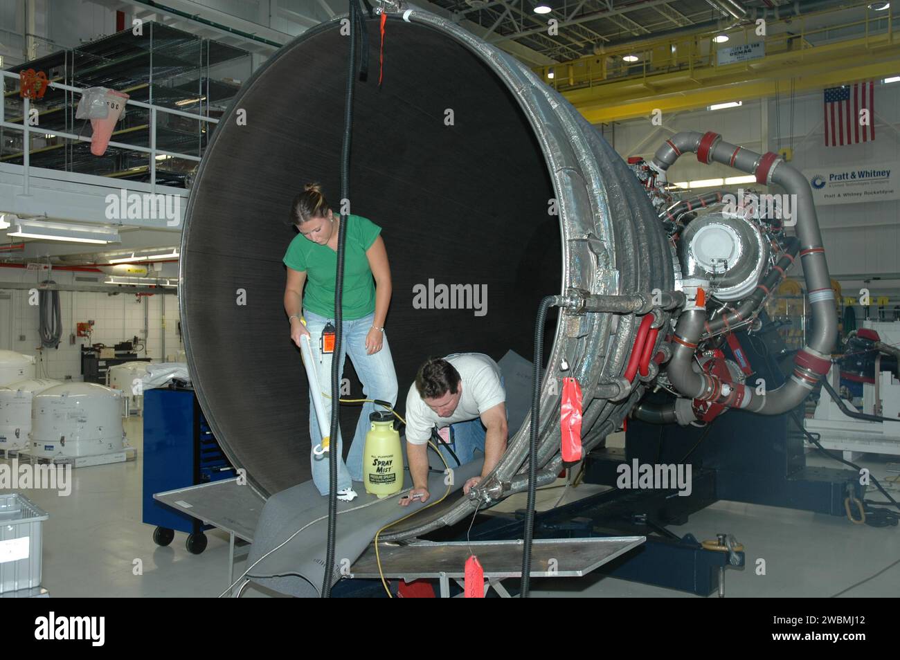 I lavoratori dell'Orbiter Processing Facility Bay 3 pulirono la campana di un motore principale dello Space Shuttle rimosso dal Discovery, preparando l'orbiter per la missione STS-121, il secondo ritorno al volo. Foto Stock