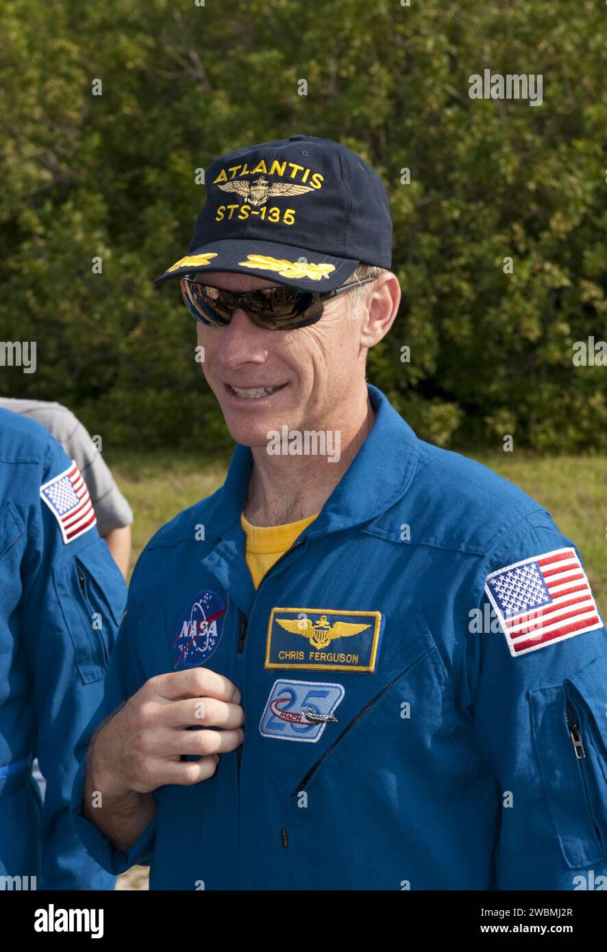 Il comandante Chris Ferguson si allena su una portaerei corazzata M113 al Kennedy Space Center durante il TCDT in preparazione del lancio STS-135 e delle operazioni logistiche della stazione spaziale Internazionale. Foto Stock