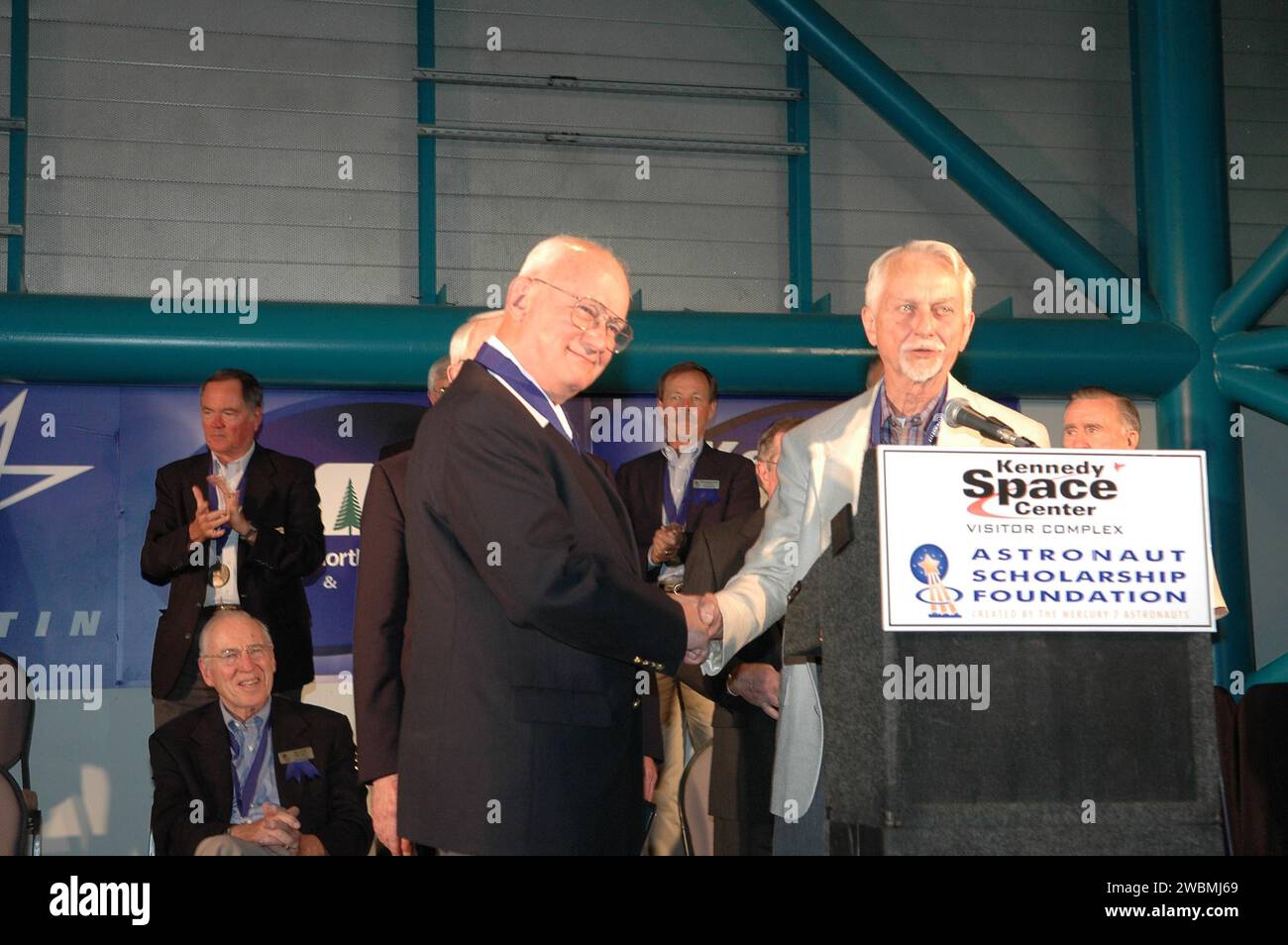 KENNEDY SPACE CENTER, FLA. - Alla cerimonia di induzione dell'Astronaut Hall of Fame, il nuovo induttore Bruce McCandless (a sinistra) si congratula con il presidente Owen Garriott. Dietro di loro ci sono gli attuali Hall of Famers (a sinistra) Robert Crippen (in piedi) e Jim Lovell e (al centro) Robert "Hoot" Gibson. Gli altri nuovi indotti sono Joe Allen e Gordon Fullerton. L'evento si svolge presso il Centro visitatori Apollo Saturn V del Kennedy Space Center. Riconosciuti per i loro risultati di volo individuali e contributi al successo e al successo futuro del programma spaziale degli Stati Uniti, questo gruppo d'élite di in Foto Stock