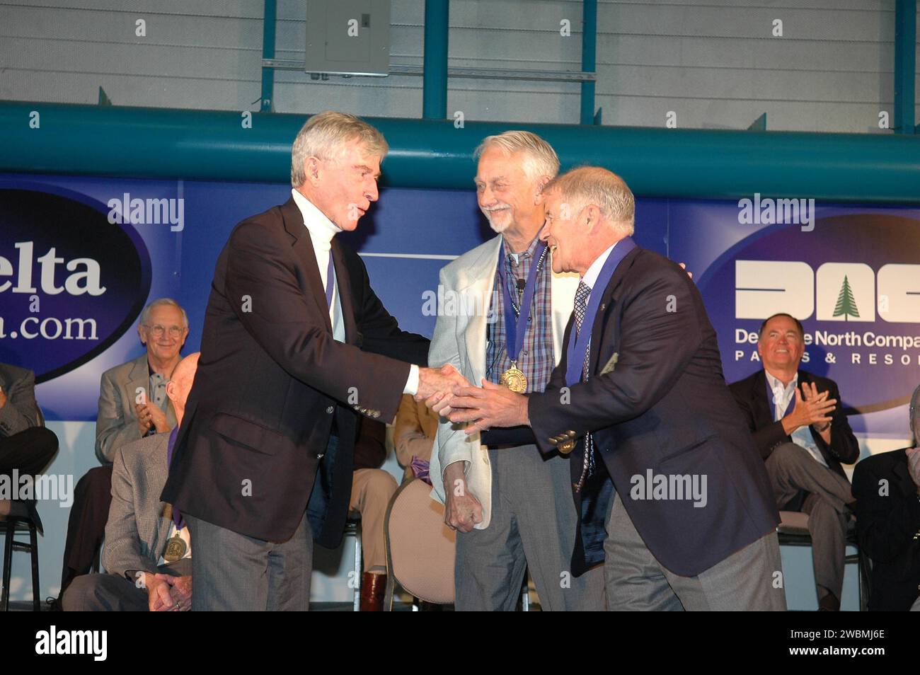 KENNEDY SPACE CENTER, FLA. - Alla cerimonia di induzione dell'Astronaut Hall of Fame, l'Hall of Famer John Young (a sinistra) si congratula con il nuovo induttore Joe Allen. Tra di loro c'è Owen Garriott, presidente della Astronaut Hall of Fame. Gli attuali Hall of Famer visti dietro di loro sono al Worden (a sinistra) e Robert Crippen (a destra). Gli altri nuovi indotti sono Bruce McCandless e Gordon Fullerton. L'evento si svolge presso il Centro visitatori Apollo Saturn V del Kennedy Space Center. Riconosciuti per i loro risultati di volo individuali e per il contributo al successo e al successo futuro del programma spaziale statunitense Foto Stock