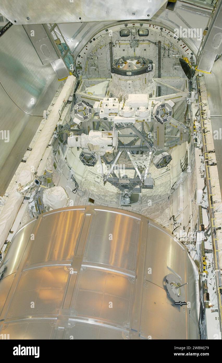 Nel vano di carico dell'Endeavour al Kennedy Space Center, il Multi-Purpose Logistics Module Leonardo e il Mobile base System sono stati installati per STS-111, supportando il volo ISS Utilization 2, la manutenzione del Canadarm 2 e il trasferimento dell'equipaggio dell'Expedition 5. Foto Stock