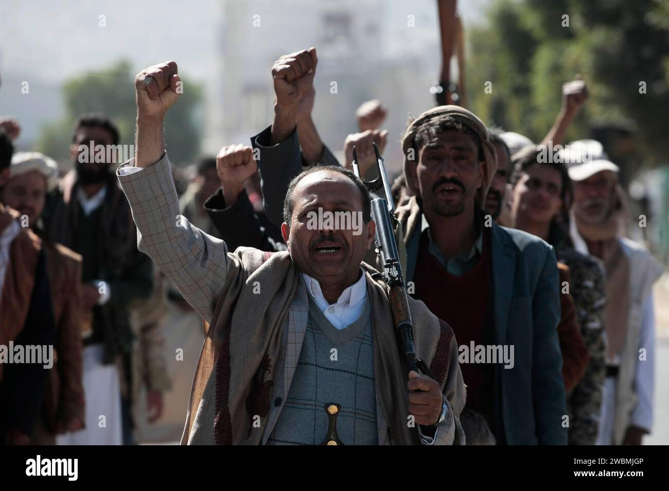 Sanaa, Sanaa, Yemen. 11 gennaio 2024. I combattenti Houthi appena reclutati detengono armi e cantano slogan in una cerimonia al termine della loro formazione a Sanaa, Yemen.il capo del movimento Houthi dello Yemen, Abdul-Malik al-Houthi, ha messo in guardia gli Stati Uniti e i suoi alleati circa una potenziale rappresaglia significativa se iniziassero un attacco militare contro la sua nazione.durante un discorso televisivo di giovedì, Houthi ha dichiarato che qualsiasi risposta di questo tipo avrebbe superato la portata del recente attacco, in cui droni e missili yemeniti sono stati diretti contro vascelli statunitensi e britannici" Foto Stock