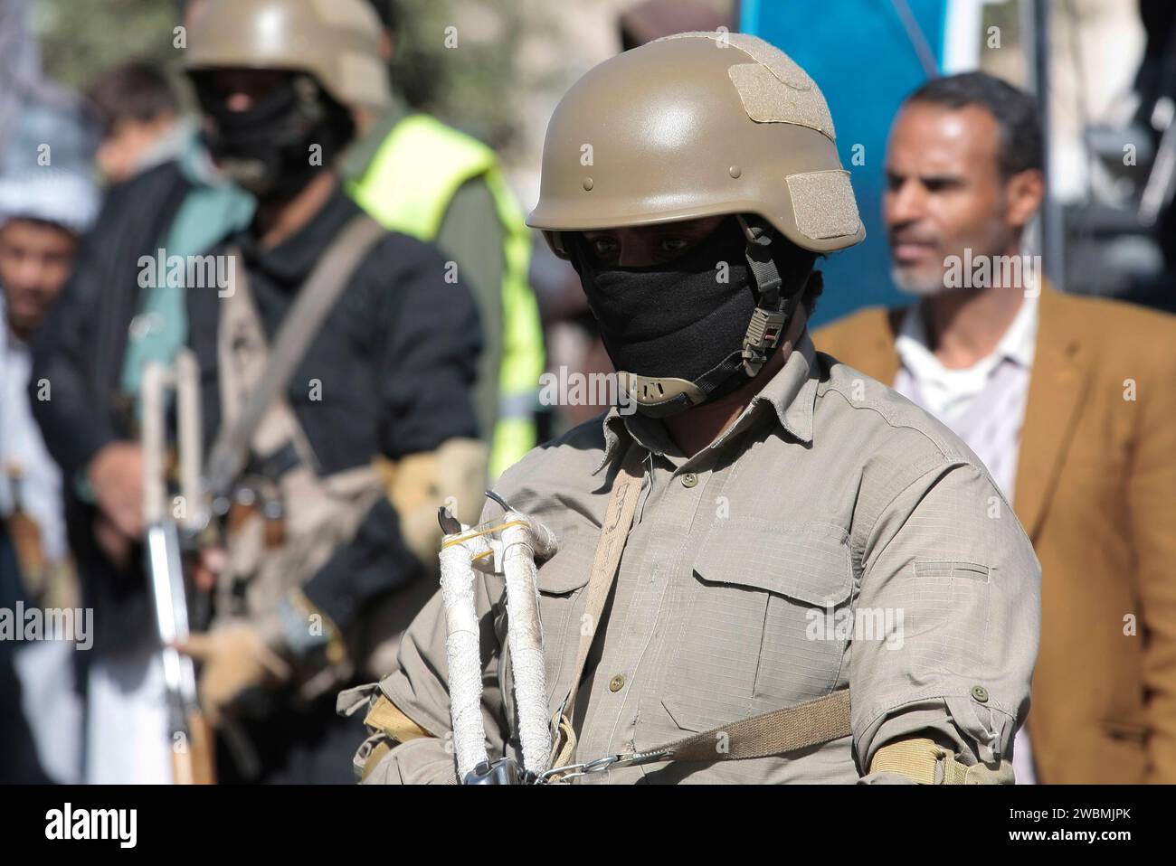 Sanaa, Sanaa, Yemen. 11 gennaio 2024. Le truppe Houthi stanno di guardia durante la cerimonia per i combattenti al termine della loro formazione a Sanaa, Yemen.il capo del movimento Houthi dello Yemen, Abdul-Malik al-Houthi, ha messo in guardia gli Stati Uniti e i suoi alleati circa una potenziale rappresaglia significativa se iniziassero un attacco militare contro la sua nazione.durante un discorso televisivo di giovedì, Houthi ha dichiarato che qualsiasi risposta di questo tipo avrebbe superato la portata del recente attacco, in cui droni e missili yemeniti sono stati diretti contro vascelli statunitensi e britannici". ci sarà una risposta rapida e potente ad un Foto Stock