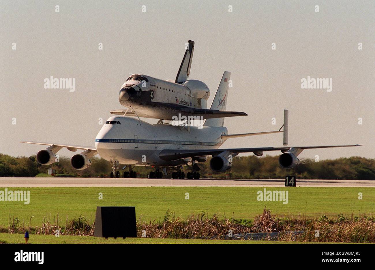 Il velivolo Shuttle Carrier trasportò lo Space Shuttle Columbia al Kennedy Space Center Shuttle Landing Facility dopo un volo in traghetto dalla California. L'orbiter è stato sottoposto a un processo di ristrutturazione e modifica di 17 mesi. I ritardi meteorologici richiedevano atterraggi temporanei a Dyess AFB, Texas, e CCAFS Skid Strip. La missione della Columbia STS-107 è prevista per il 25 ottobre. Foto Stock