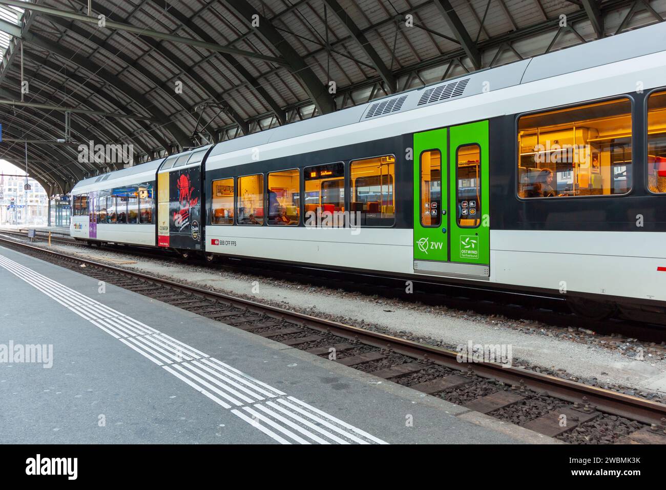 ST. GALLEN, SVIZZERA - 3 GENNAIO 2024: Ferrovie federali svizzere treno FFS a St. Stazione di Gallen Foto Stock