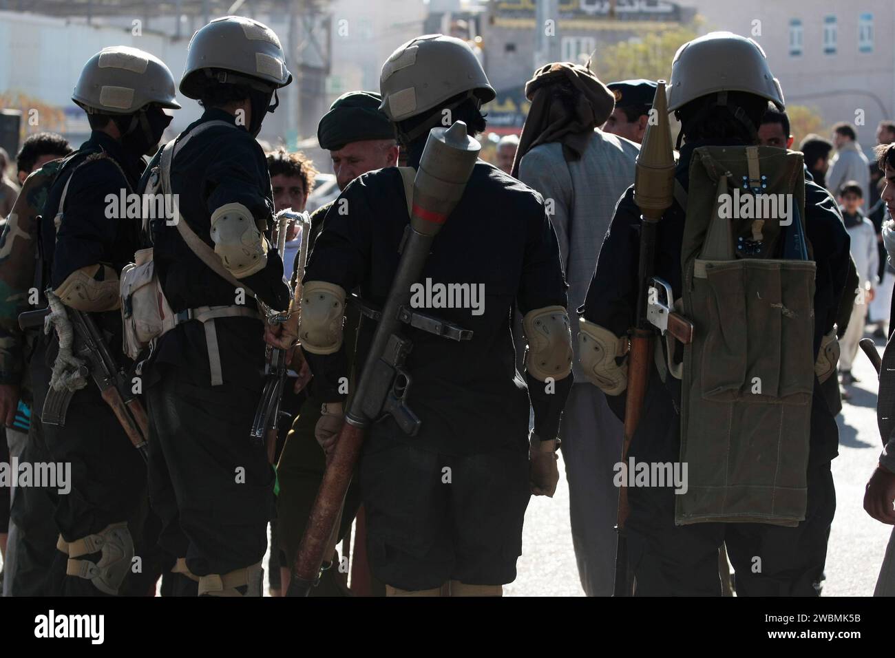 Sanaa, Sanaa, Yemen. 11 gennaio 2024. Le truppe Houthi stanno di guardia durante la cerimonia per i combattenti al termine della loro formazione a Sanaa, Yemen.il capo del movimento Houthi dello Yemen, Abdul-Malik al-Houthi, ha messo in guardia gli Stati Uniti e i suoi alleati circa una potenziale rappresaglia significativa se iniziassero un attacco militare contro la sua nazione.durante un discorso televisivo di giovedì, Houthi ha dichiarato che qualsiasi risposta di questo tipo avrebbe superato la portata del recente attacco, in cui droni e missili yemeniti sono stati diretti contro vascelli statunitensi e britannici". ci sarà una risposta rapida e potente ad un Foto Stock