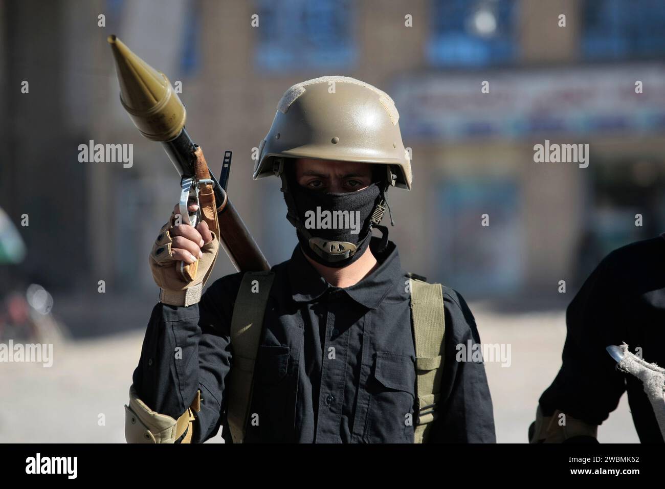 Sanaa, Sanaa, Yemen. 11 gennaio 2024. Le truppe Houthi stanno di guardia durante la cerimonia per i combattenti al termine della loro formazione a Sanaa, Yemen.il capo del movimento Houthi dello Yemen, Abdul-Malik al-Houthi, ha messo in guardia gli Stati Uniti e i suoi alleati circa una potenziale rappresaglia significativa se iniziassero un attacco militare contro la sua nazione.durante un discorso televisivo di giovedì, Houthi ha dichiarato che qualsiasi risposta di questo tipo avrebbe superato la portata del recente attacco, in cui droni e missili yemeniti sono stati diretti contro vascelli statunitensi e britannici". ci sarà una risposta rapida e potente ad un Foto Stock