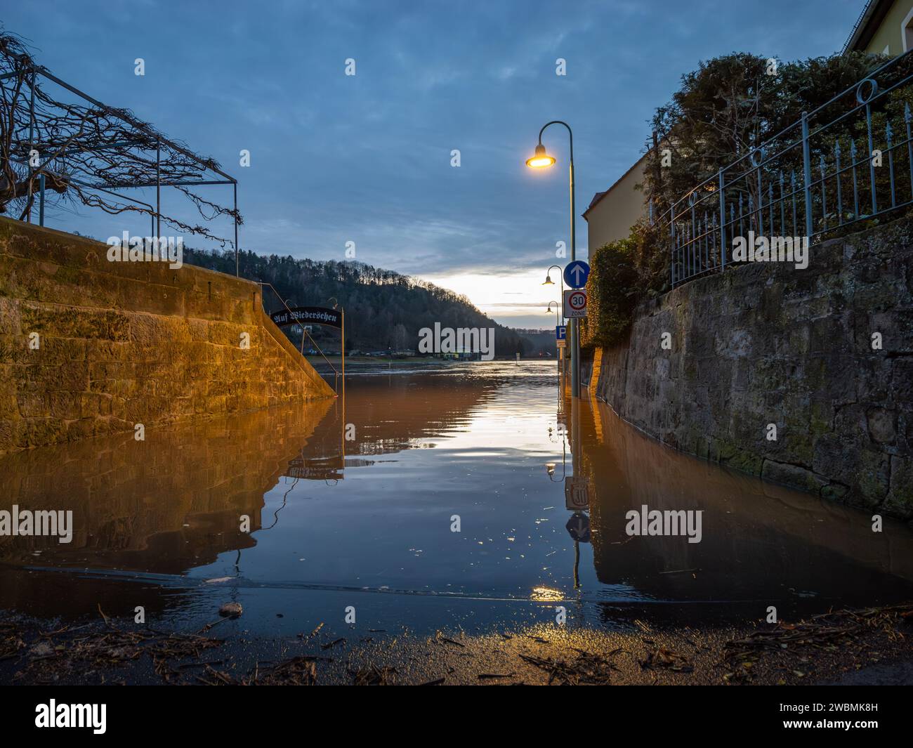 Inondazioni d'acqua a Wehlen durante l'inverno. Strada sott'acqua e non piu' accessibile. Fiume Elba durante il tempo estremo in una piccola città della Sassonia. Foto Stock