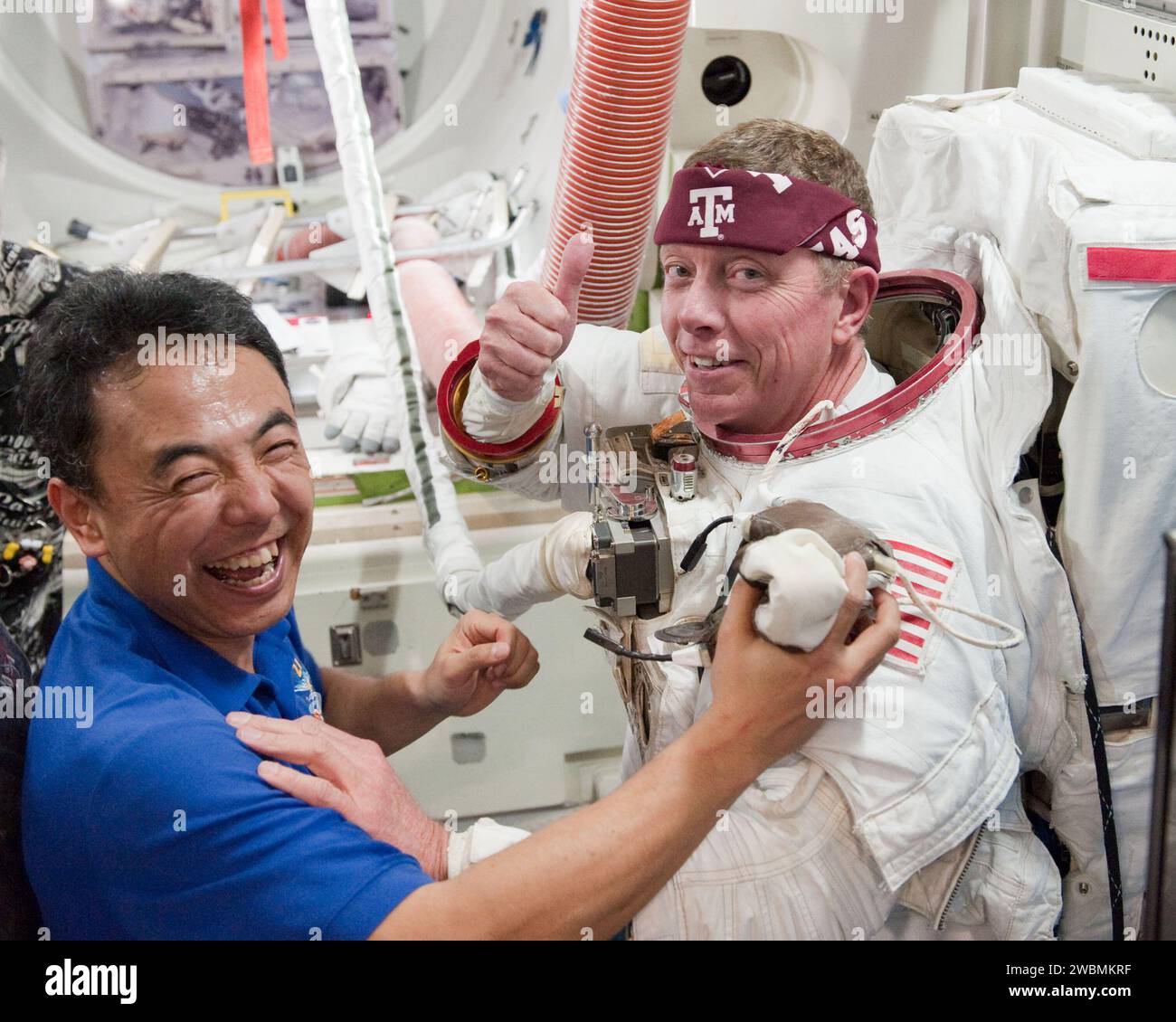 L'astronauta Satoshi Furukawa della Expedition 28 si è addestrato con l'equipaggio della STS-135 nelle procedure ISS EVA ai mockup il 25 gennaio 2011, simulando le operazioni di spacewalk. Foto Stock