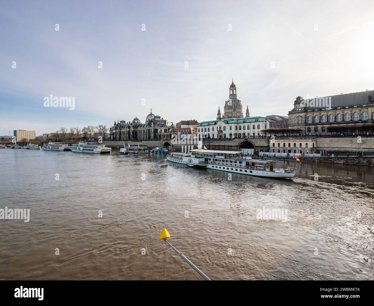 Esterno della città vecchia di Dresda con alto livello dell'acqua del fiume Elba. L'alluvione è strapiombante sulla via Terrassenufer e la splendida architettura. Foto Stock