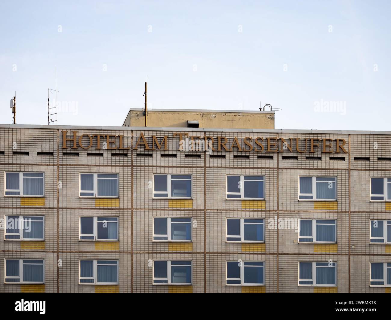 Il Dresden Hotel am Terrassenufer si trova sulla facciata di un vecchio edificio. L'architettura risale agli anni '1960 durante l'ex Repubblica Democratica tedesca. Foto Stock