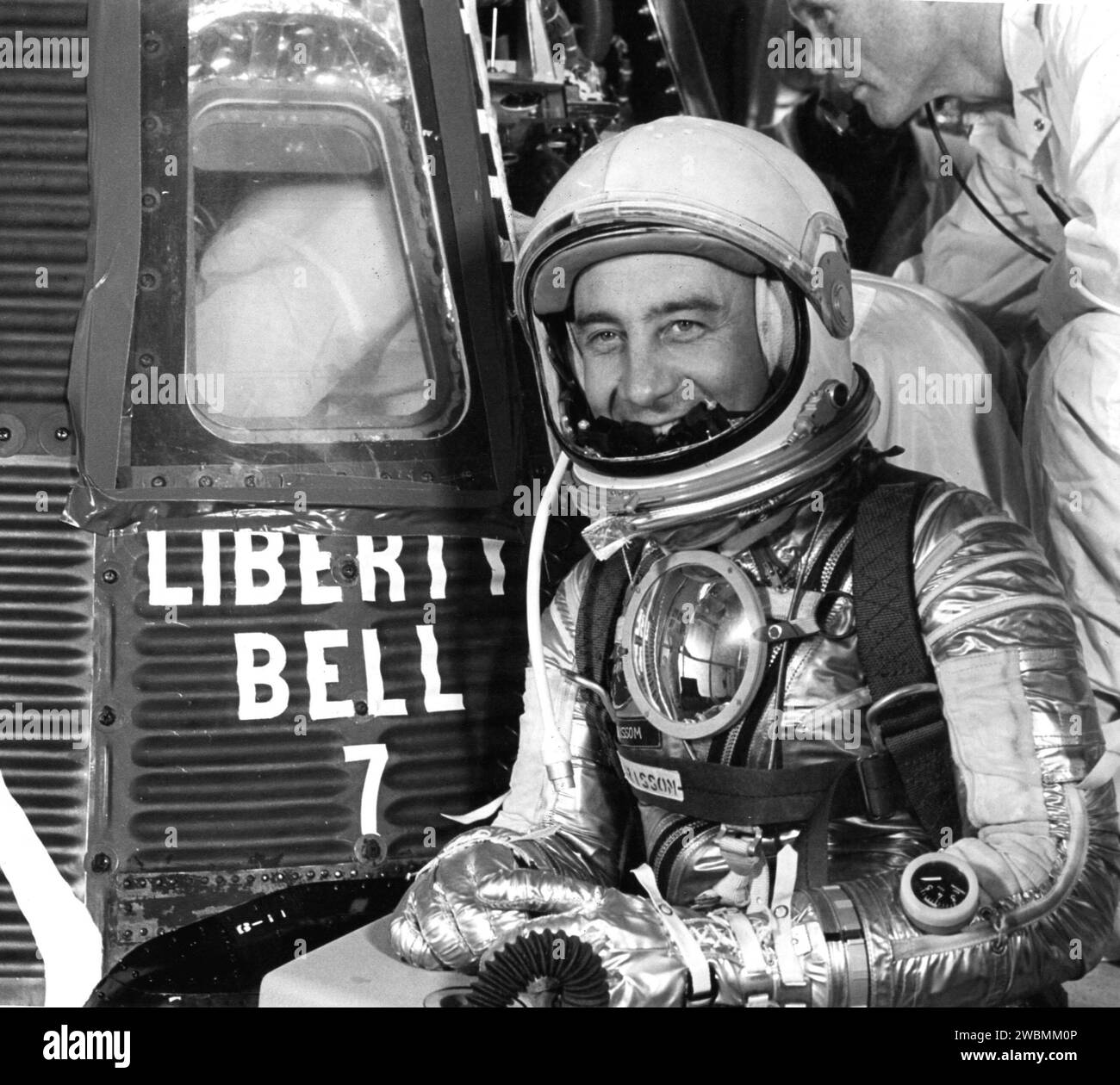 KENNEDY SPACE CENTER, FLA. - Astronaut Virgil I.. Grissom si prepara ad entrare nella navicella Liberty Bell 7 prima del suo successo spaziale a 5.310 km/h. Ha raggiunto un'altitudine di 118 miglia statute. Questo è stato il secondo volo man-in-space per gli Stati Uniti nella sua serie di voli suborbitali da parte della National Aeronautics and Space Administration. (Foto NASA) Foto Stock