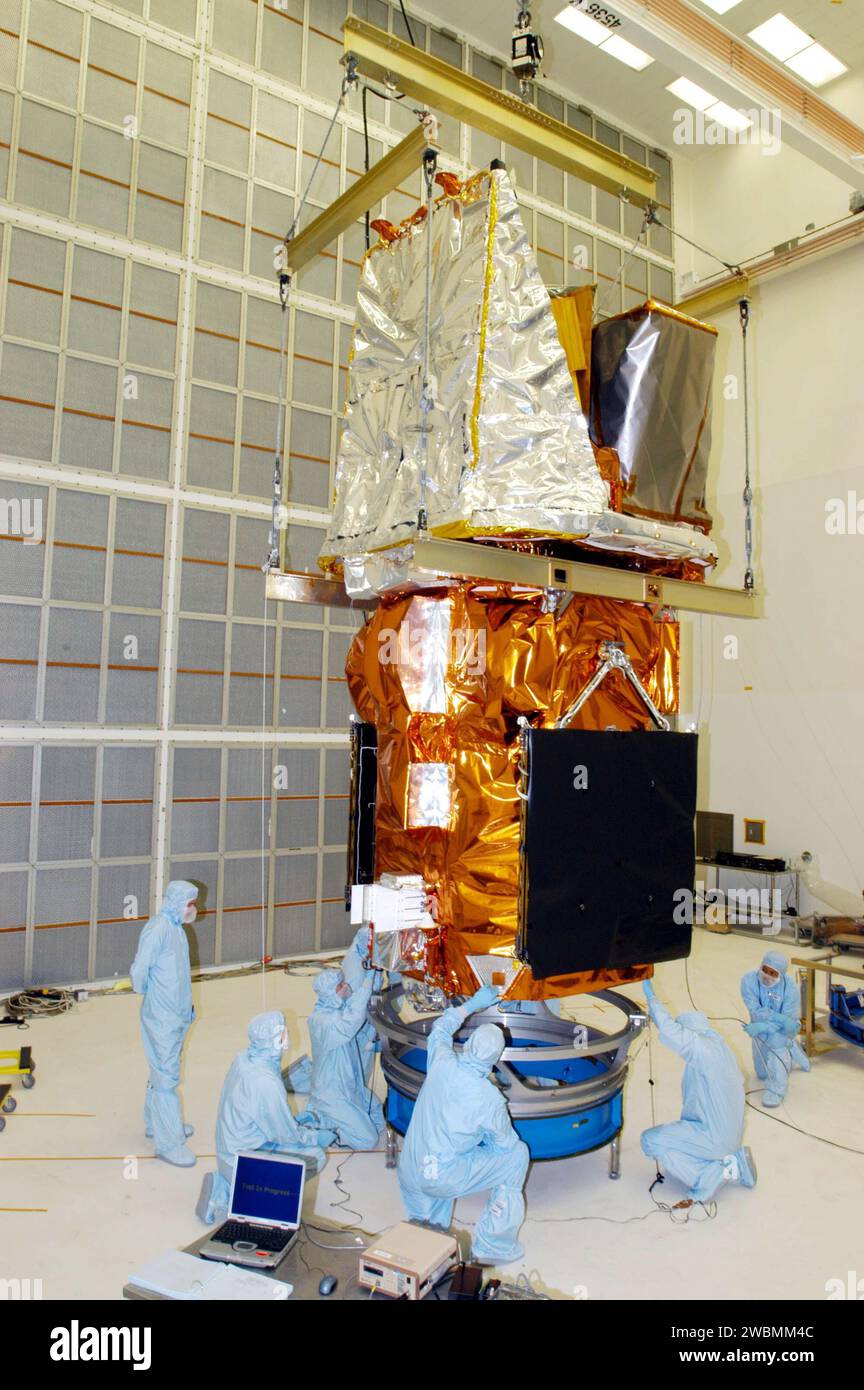 KENNEDY SPACE CENTER, FLA. - I tecnici della Hangar AE della NASA, Cape Canaveral Air Force Station (CCAFS), aiutano a guidare la navicella spaziale Swift che viene abbassata su un raccordo di attacco del carico utile, l'interfaccia tra la navicella spaziale e il secondo stadio del razzo Boeing Delta II. Swift è il primo osservatorio a lunghezze d'onda multiple del suo genere dedicato allo studio della scienza dei raggi gamma (GRB). I suoi tre strumenti funzionano insieme per osservare GRB e afterglows nelle lunghezze d'onda gamma, raggi X, ultravioletti e ottiche. Si prevede che Swift osservi più di 200 burst di raggi gamma, il più completo Foto Stock