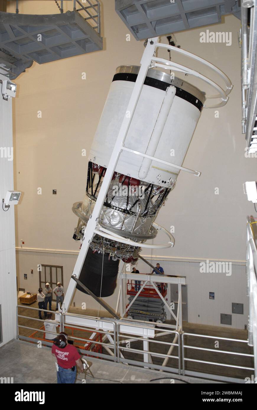 I lavoratori del Delta Operations Center ruotano orizzontalmente il secondo stadio di Delta IV dopo il test di implementazione degli ugelli. Il Delta IV lancerà il satellite GO-P della NASA per NOAA, un satellite meteorologico per il monitoraggio delle tempeste e del tempo, e sarà preparato presso l'Horizontal Integration Facility per l'accoppiamento con il primo stadio. Foto Stock