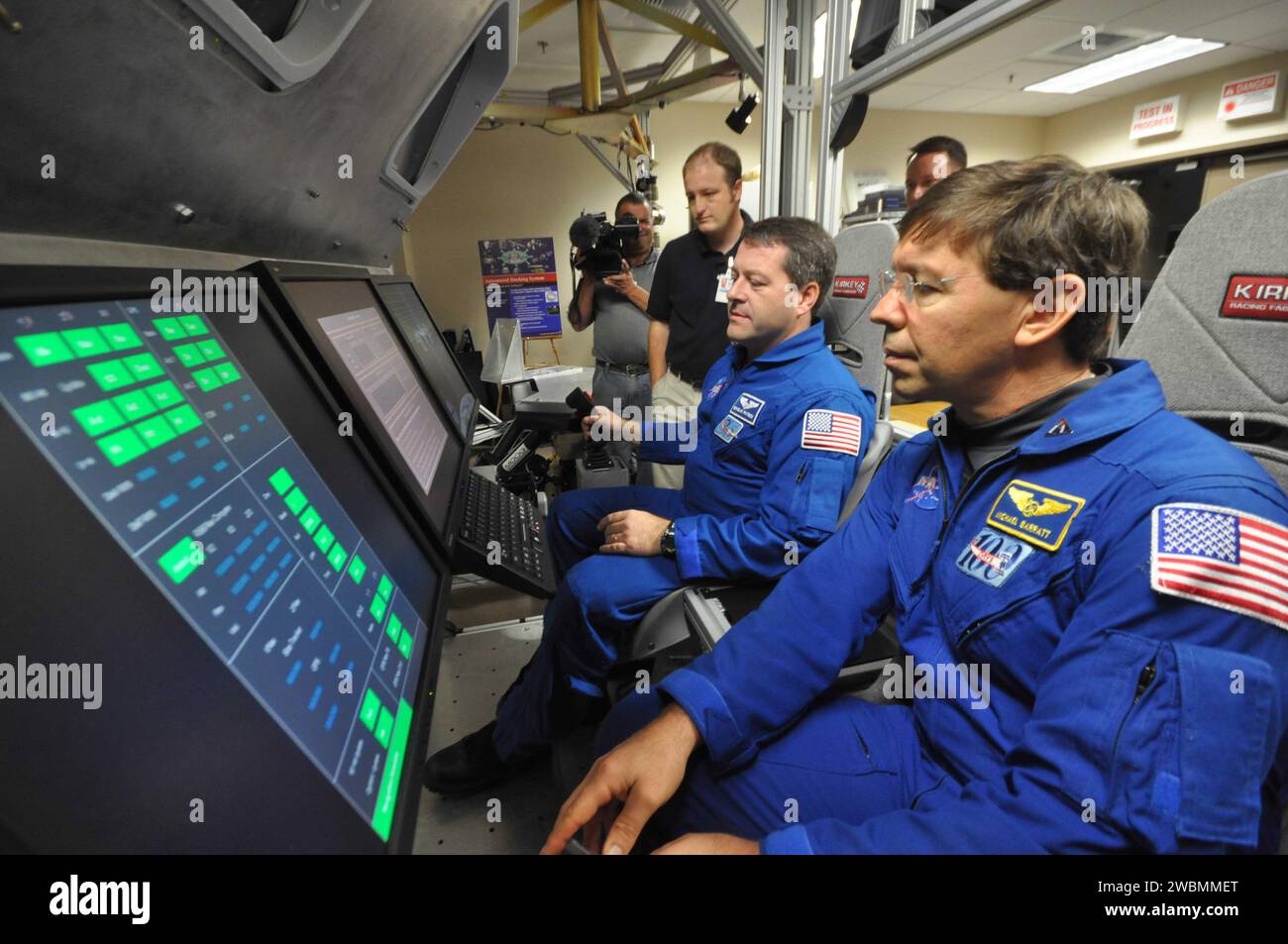 Gli astronauti Michael Barratt e Nicholas Patrick hanno partecipato all'Orion Media Day presso lo stabilimento Lockheed Martin di Waterton a Littleton, Colorado, il 21 ottobre 2011, con la sonda Orion. Foto Stock