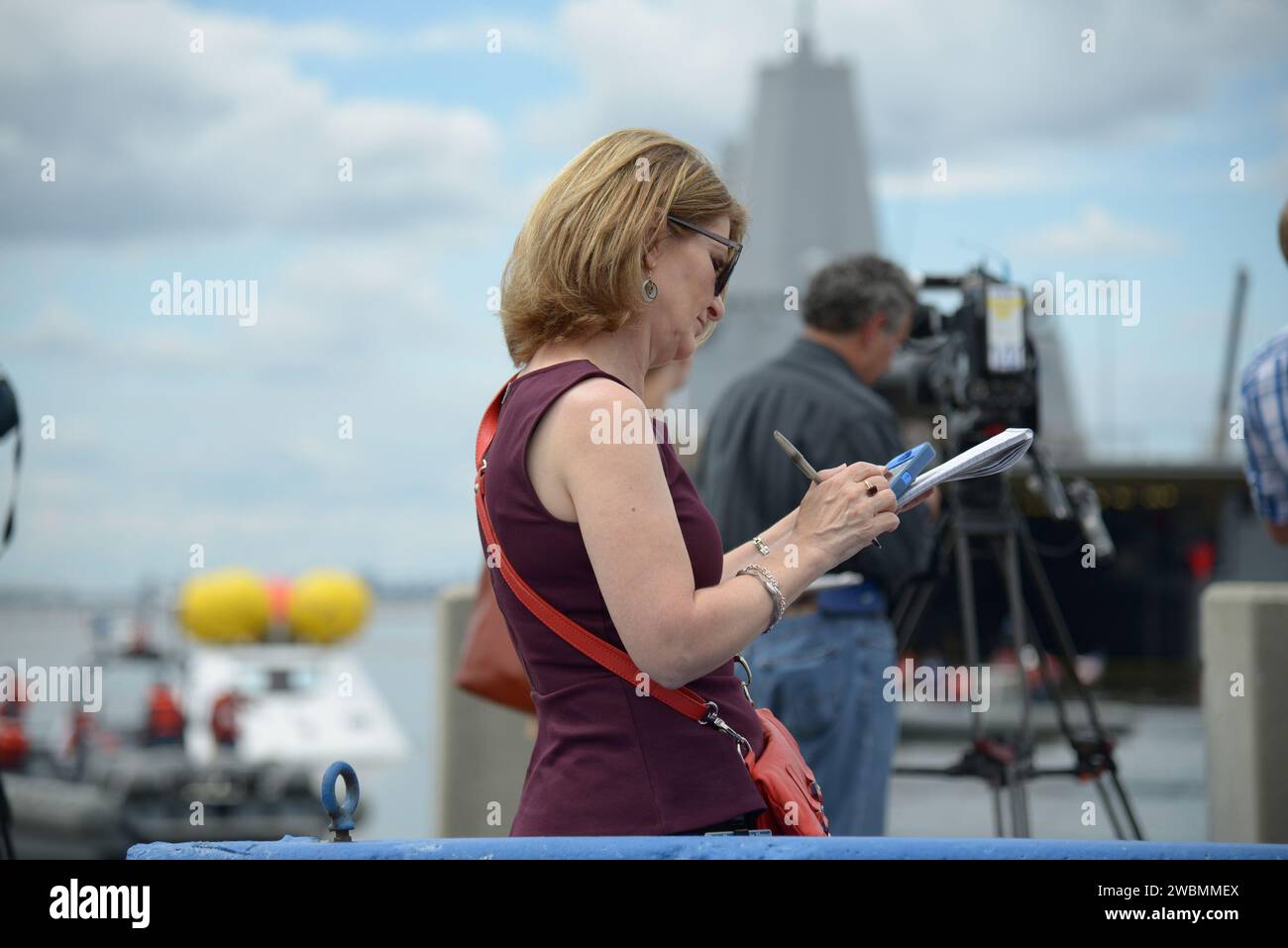I media e i partecipanti sociali della NASA vedono le operazioni di recupero della Orion e visitano la USS Arlington alla base navale di Norfolk in Virginia il 15 agosto 2013. Parte del trasferimento batch dell'immagine da Flickr. Foto Stock
