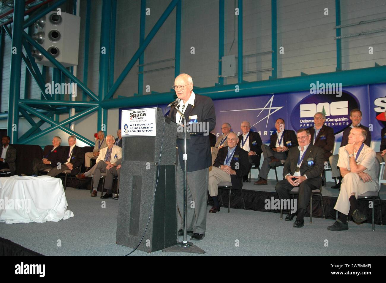 KENNEDY SPACE CENTER, FLA. - Alla cerimonia di Induction dell'Astronaut Hall of Fame, il nuovo induttore Bruce McCandless parla agli ospiti. Dietro di lui ci sono gli attuali Hall of Famers (fila posteriore) al Gordon, Walt Cunningham, Jack Lousma, Bill Pogue, Robert Crippen, Dan Brandenstein e Robert “Hoot” Gibson; (prima fila) Scott Carpenter, John Young, Owen Garriott, Jim Lovell, Fred Haise e Vance Brand. Garriott è presidente della Astronaut Hall of Fame. Gli altri nuovi indotti sono Joe Allen e Gordon Fullerton. L'evento si svolge presso il Centro visitatori Apollo Saturn V del Kennedy Space Center. R Foto Stock