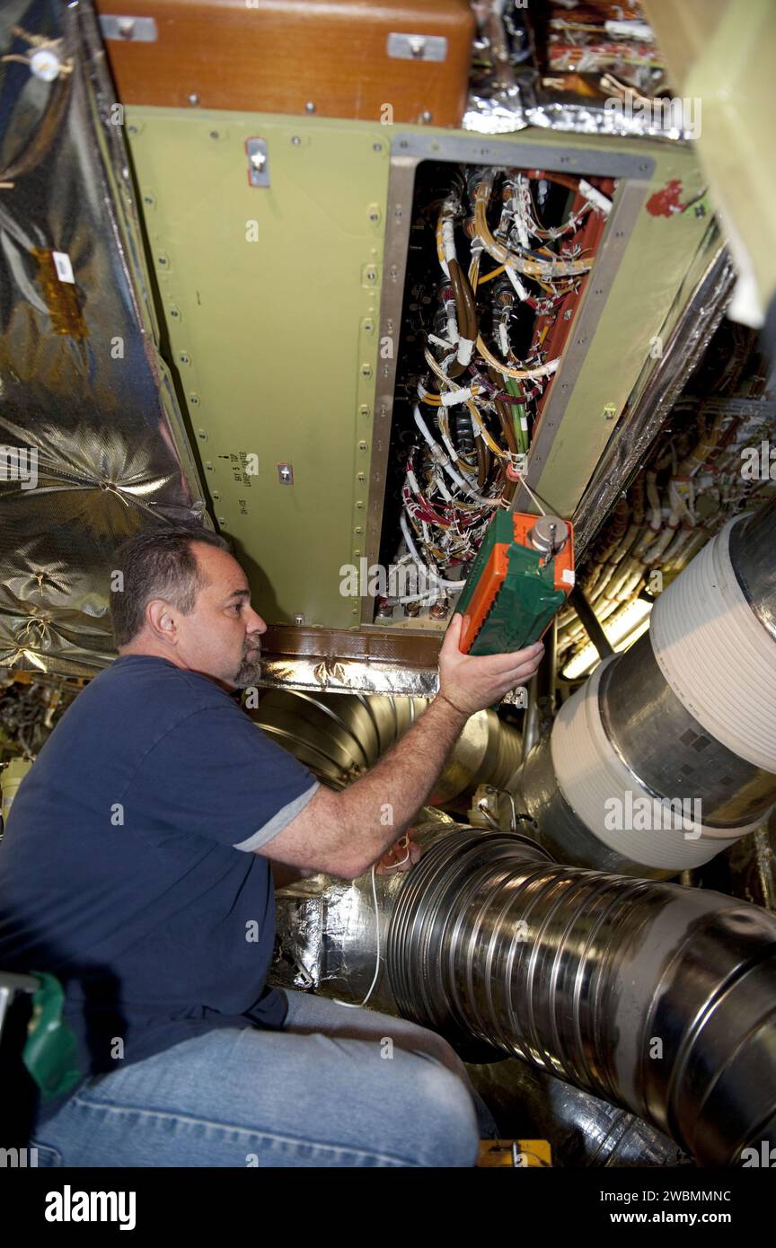 CAPE CANAVERAL, Ban. -- al Launch Pad 39A del NASA Kennedy Space Center, un operaio all'interno della sezione di poppa dello Space Shuttle Endeavour sta testando il Load Control Assembly-2 (LCA-2) per la sostituzione. Situato nel vano avionico di poppa 5 dell'orbiter, si ritiene che il gruppo LCA-2, che alimenta i riscaldatori della tubazione del carburante, abbia causato il fallimento dei riscaldatori dell'unità di potenza ausiliaria dell'Endeavour-1 (APU-1) nell'aprile 29 durante il primo tentativo di lancio per la missione STS-134. STS-134 fornirà Express Logistics Carrier-3, Alpha Magnetic Spectrometer-2 (AMS), un serbatoio di gas ad alta pressione e un ricambio aggiuntivo p Foto Stock