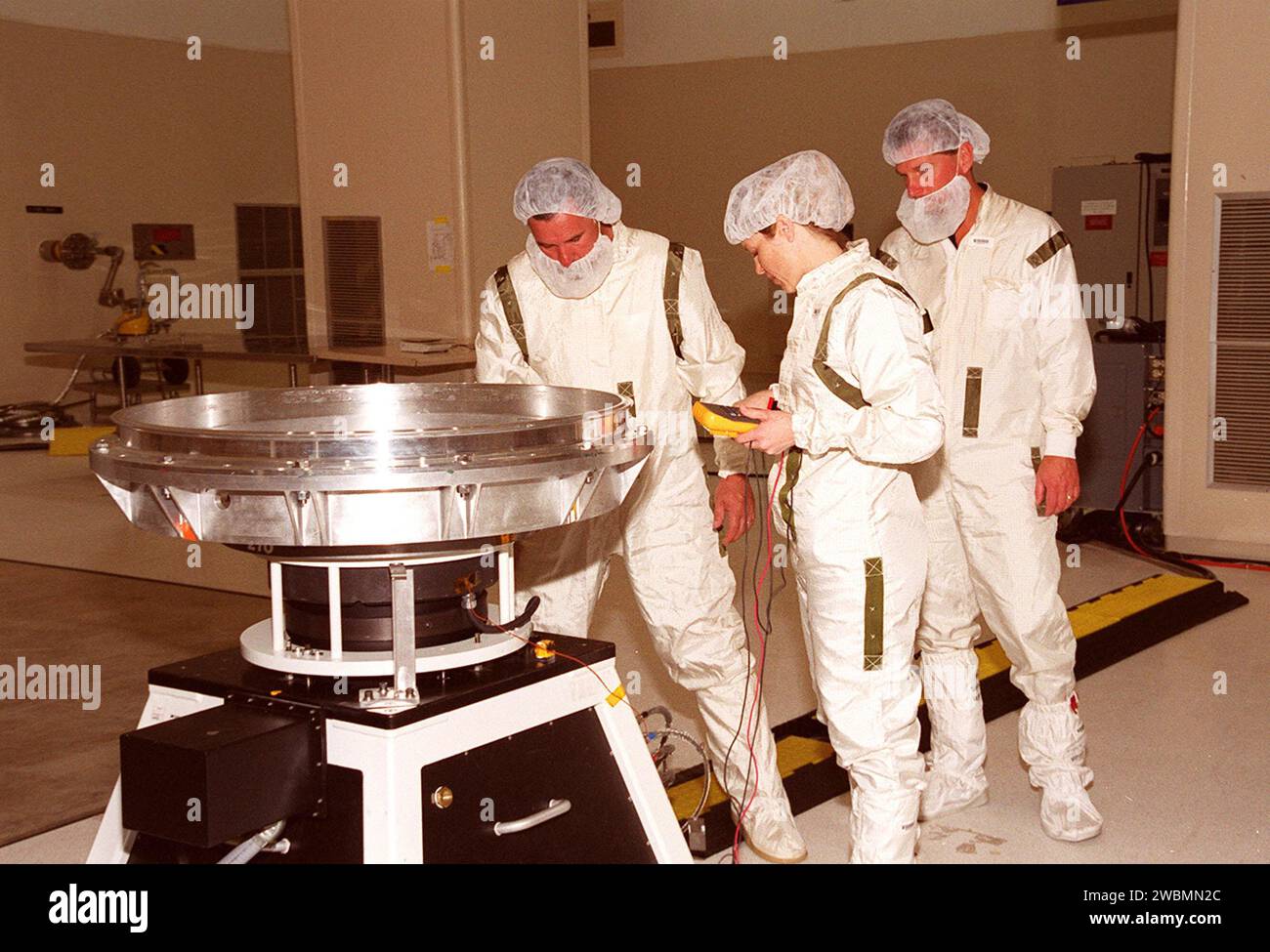 I lavoratori preparano una tavola spingidisco per testare il Mars Odyssey Orbiter, che trasporta gli strumenti THEMIS, GRS e MARIE per studiare la composizione superficiale di Marte, l'abbondanza di idrogeno e l'ambiente di radiazione. L'orbiter lancia il 7 aprile 2001 su un razzo Delta II da Cape Canaveral. Foto Stock