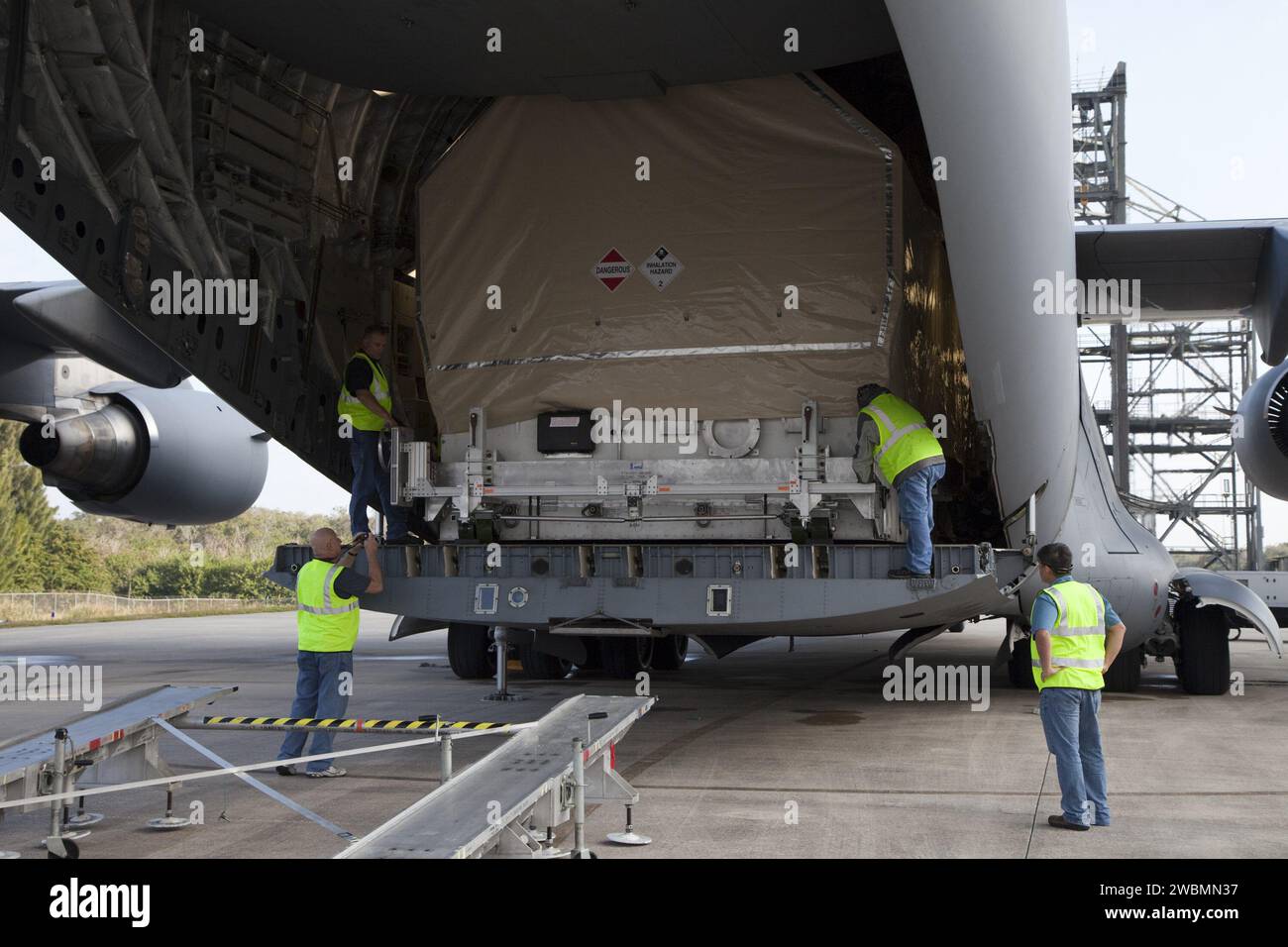 Il TDRS-K, un satellite di nuova generazione per il monitoraggio e la trasmissione dei dati, è arrivato al Kennedy Space Center su un aereo C-17 della Boeing per la preparazione finale al lancio in orbita geostazionaria su un razzo Atlas V. Foto Stock