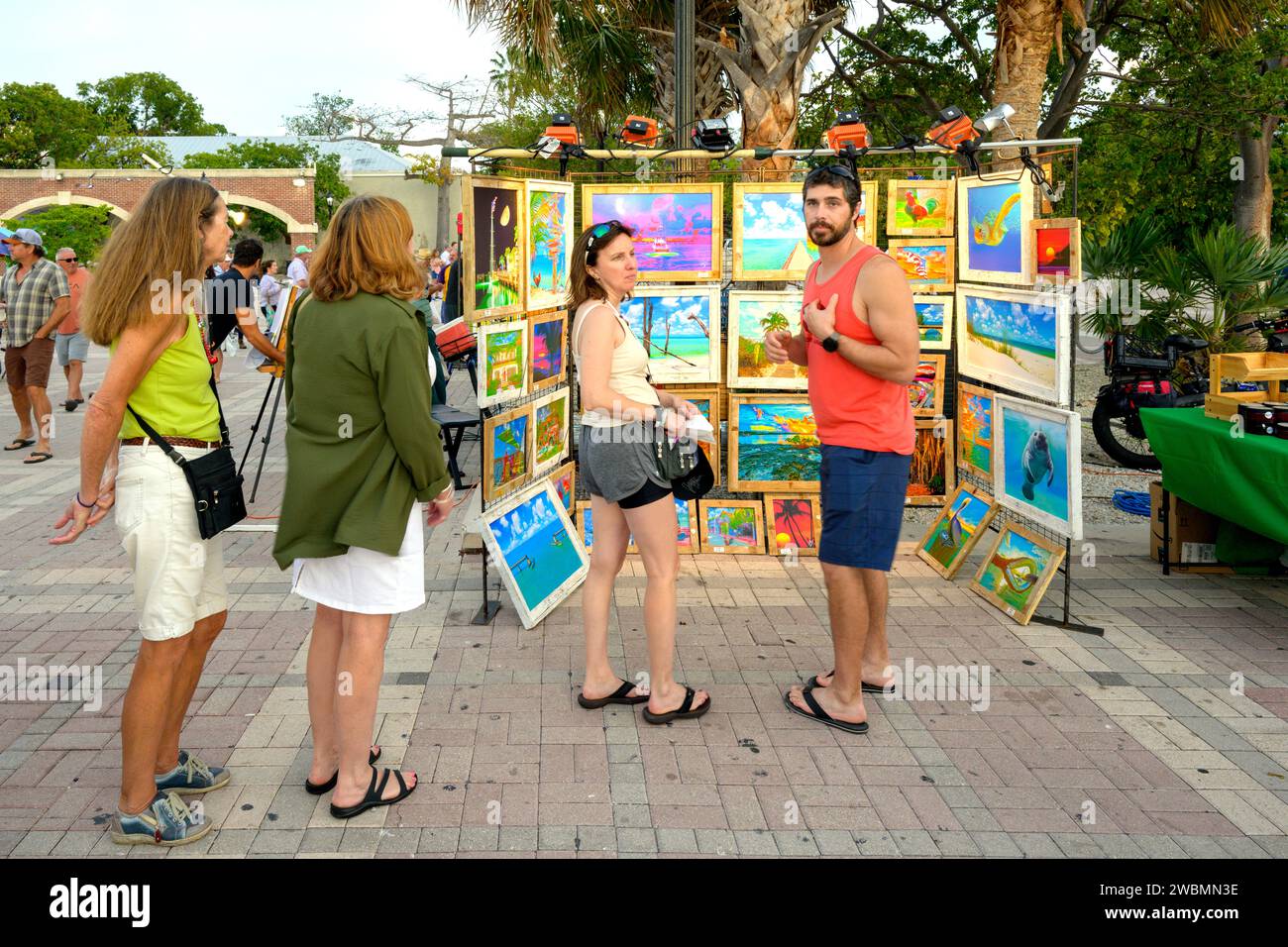 Persone che comprano dipinti, Sunset Celebration Mallory Square Key West, Florida USA Foto Stock