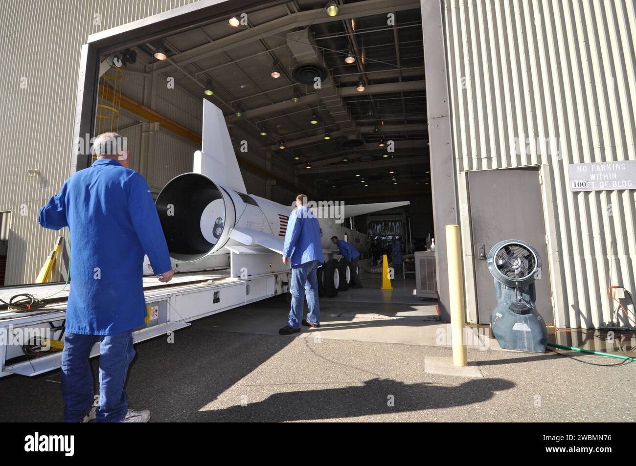 Presso la Vandenberg Air Force base, il razzo Pegasus XL con il telescopio a raggi X NuSTAR della NASA è posizionato su un trasportatore all'interno dell'hangar di Orbital. Sarà spostato sulla pista e attaccato a un aereo L-1011 per il volo verso l'atollo di Kwajalein per il lancio allo scopo di studiare buchi neri, resti di supernova, raggi cosmici e fisica stellare estrema. Foto Stock