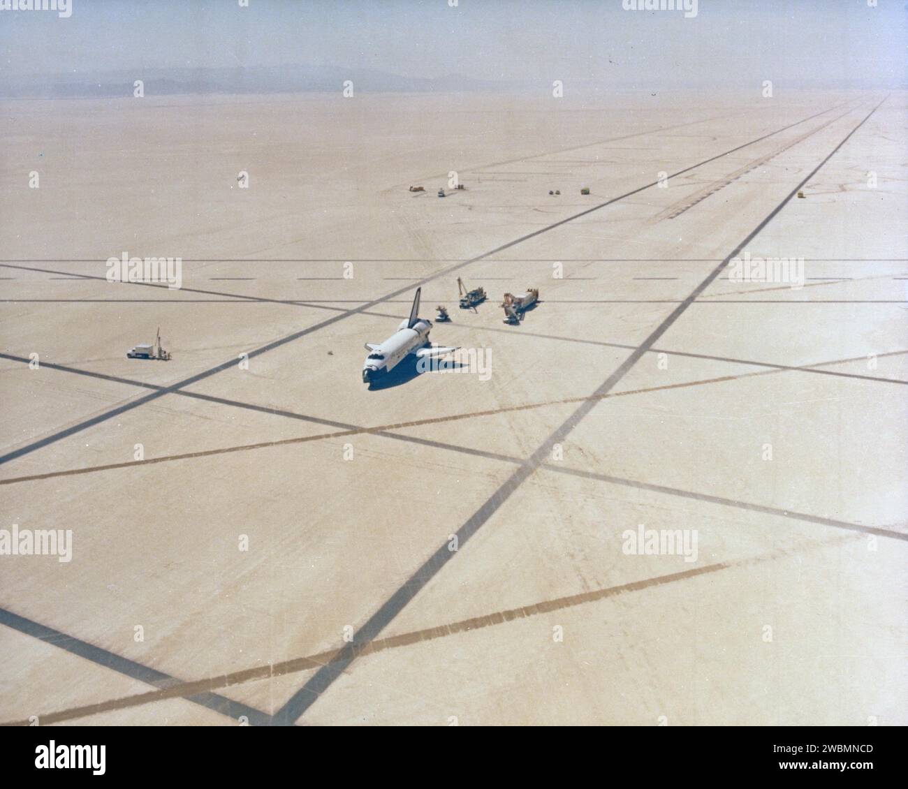 Lo Space Shuttle Columbia atterra al Dryden Flight Research Center, California, completando la missione STS-1 per testare lo Space Transportation System della NASA per un lancio sicuro, un'orbita e un rientro. Foto Stock