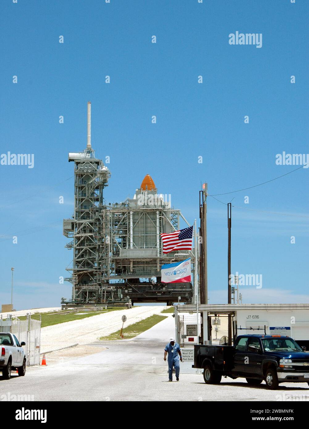 KENNEDY SPACE CENTER, FLA. - Il cancello è aperto al Launch Pad 39B dove lo Space Shuttle Discovery rimane sul pad dopo lo scrub della missione di ritorno al volo STS-114. La missione del 13 luglio è stata cancellata quando un sensore di interruzione del combustibile a basso livello per il serbatoio di idrogeno liquido all'interno del serbatoio esterno non ha superato un controllo di routine durante il conto alla rovescia del 13 luglio, causando il primo tentativo di lancio della Discovery. Il sensore protegge i motori principali dell'inversore innescandone l'arresto nel caso in cui il carburante si esaurisca inaspettatamente. Il sensore è uno dei quattro all'interno della sezione idrogeno liquido di Foto Stock