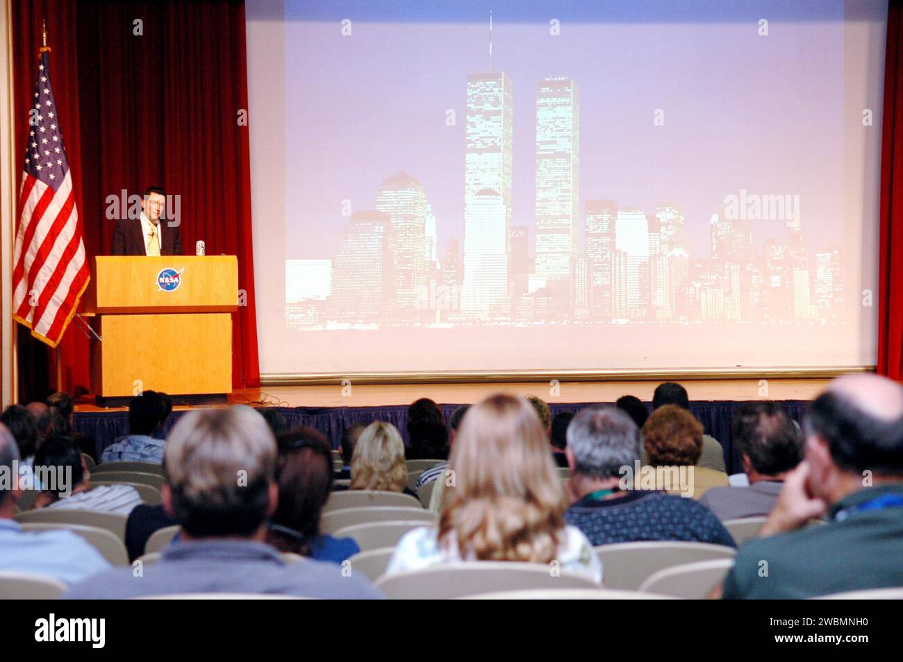 KENNEDY SPACE CENTER, FLA. Gary Grigg, sopravvissuto all'attacco del World Trade Center dell'11 settembre 2001, racconta la sua esperienza come parte dello Spaceport Super Safety and Health Day del KSC. L'evento comprendeva altri relatori ospiti Dr. Pamela Peeke, Navy Com. Stephen E. Iwanowicz, Dr. Kristine Calderon della NASA e Bruce Jenner, grande olimpico. Inoltre, molte mostre dei fornitori erano in mostra per i dipendenti. Super Safety and Health Day è stato avviato a KSC nel 1998 per aumentare la consapevolezza dell'importanza della sicurezza e della salute tra il governo e la forza lavoro appaltatrice. Il tema per l'evento di quest'anno wa Foto Stock