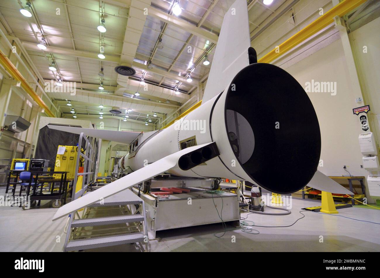 Tutte e tre le pinne furono installate sul razzo Pegasus XL a Vandenberg AFB prima di trasportarlo all'atollo di Kwajalein per il lancio di NuSTAR per studiare buchi neri, materiale radioattivo, raggi cosmici e resti di supernova. Foto Stock