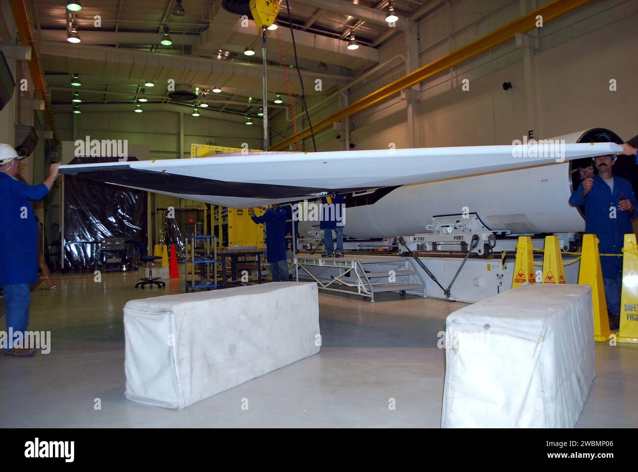 Alla base dell'aeronautica di Vandenberg, i tecnici completarono il secondo controllo di filetto e ala del razzo Pegasus XL prima di trasportarlo su un aereo L-1011 all'atollo di Kwajalein per il lancio del telescopio a raggi X NuSTAR. Foto Stock