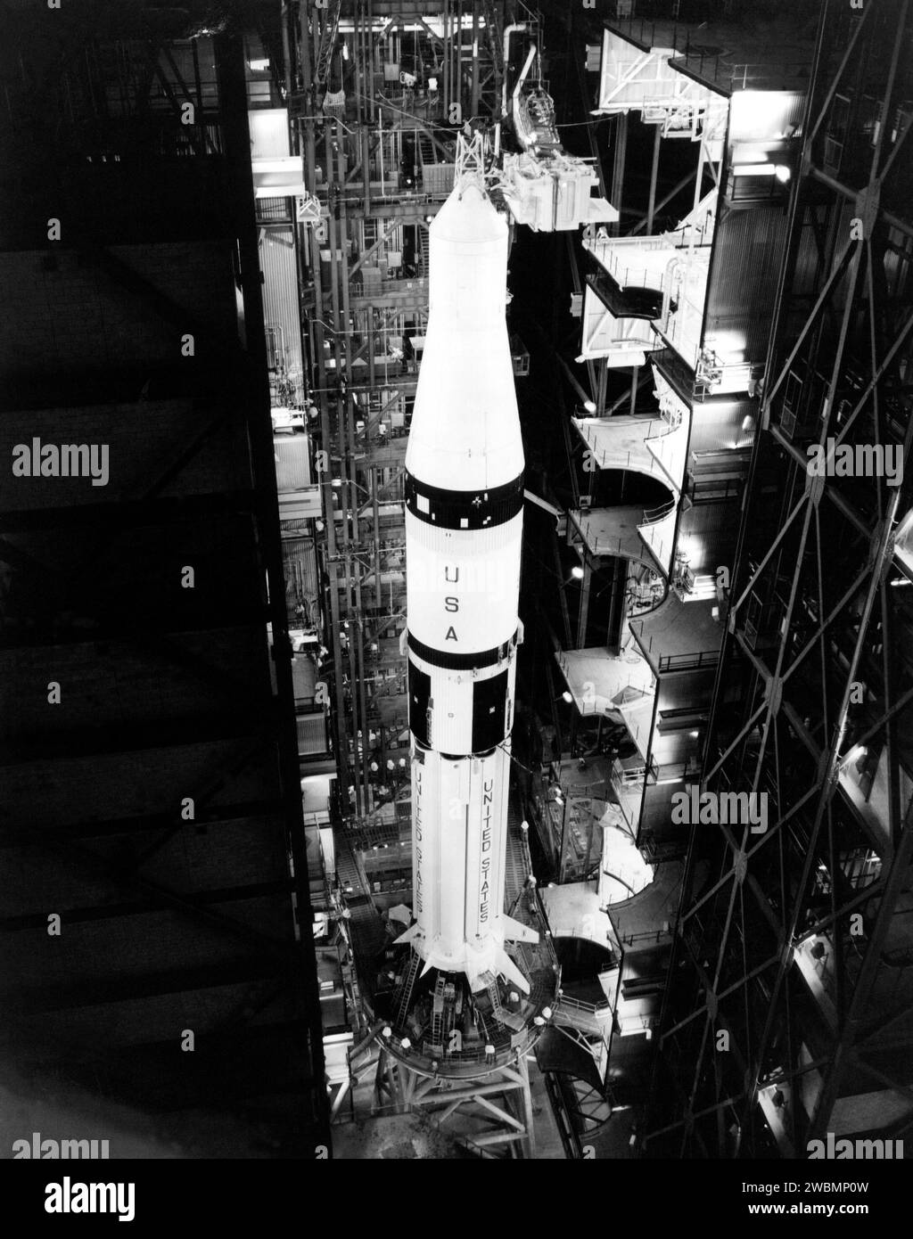 Il booster Saturn IB per l'Apollo Soyuz test Project è montato nel Vehicle Assembly Building con una navicella spaziale Apollo. Il veicolo spaziale, il modulo di aggancio e l'adattatore saranno installati in cima al booster prima del lancio sul Pad B per il lancio il 15 luglio alle 15:50 PM EDT. Foto Stock