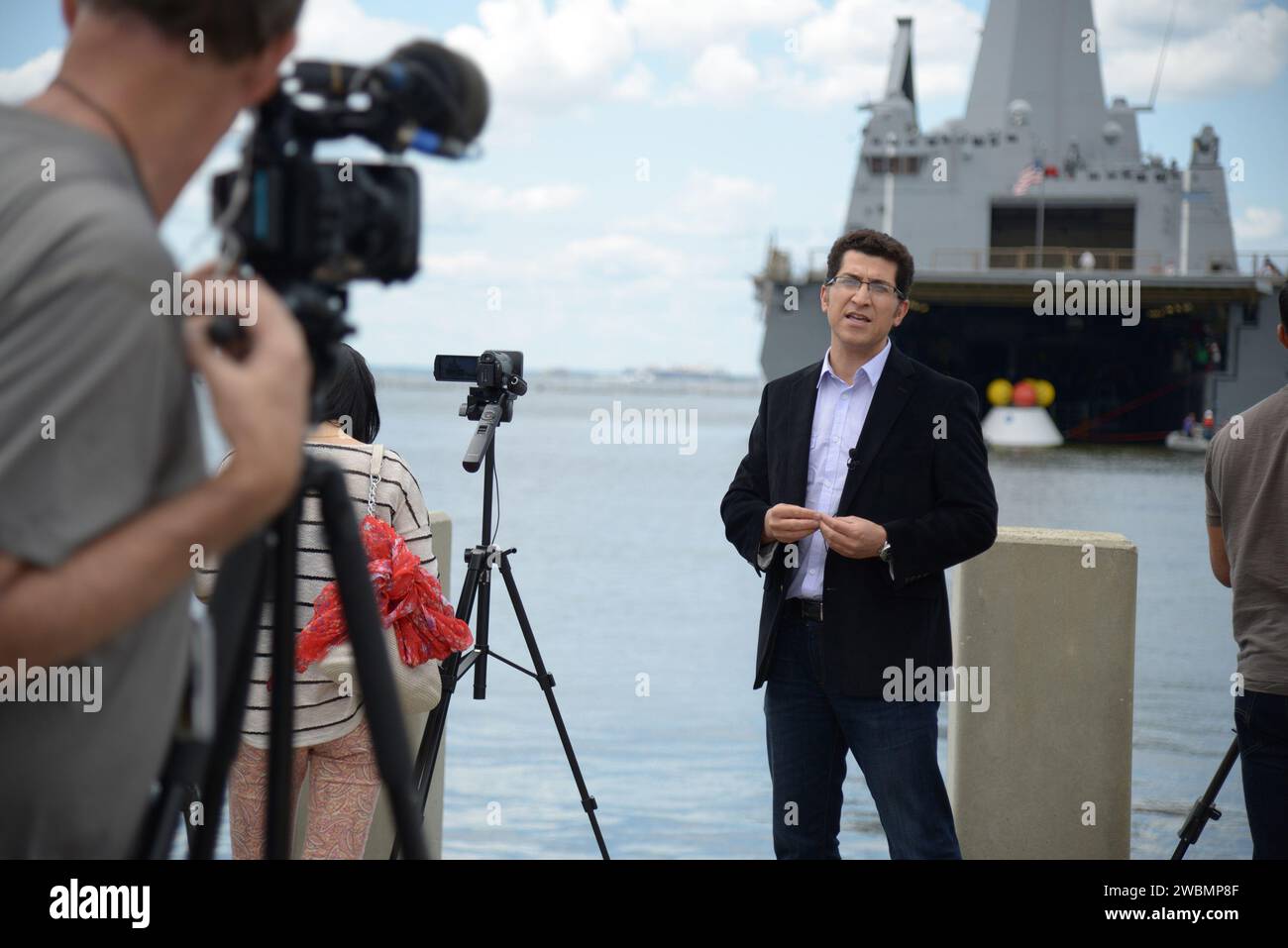 I media e i partecipanti sociali della NASA vedono le operazioni di recupero della Orion e visitano la USS Arlington alla base navale di Norfolk in Virginia il 15 agosto 2013. Parte del trasferimento batch dell'immagine da Flickr. Foto Stock